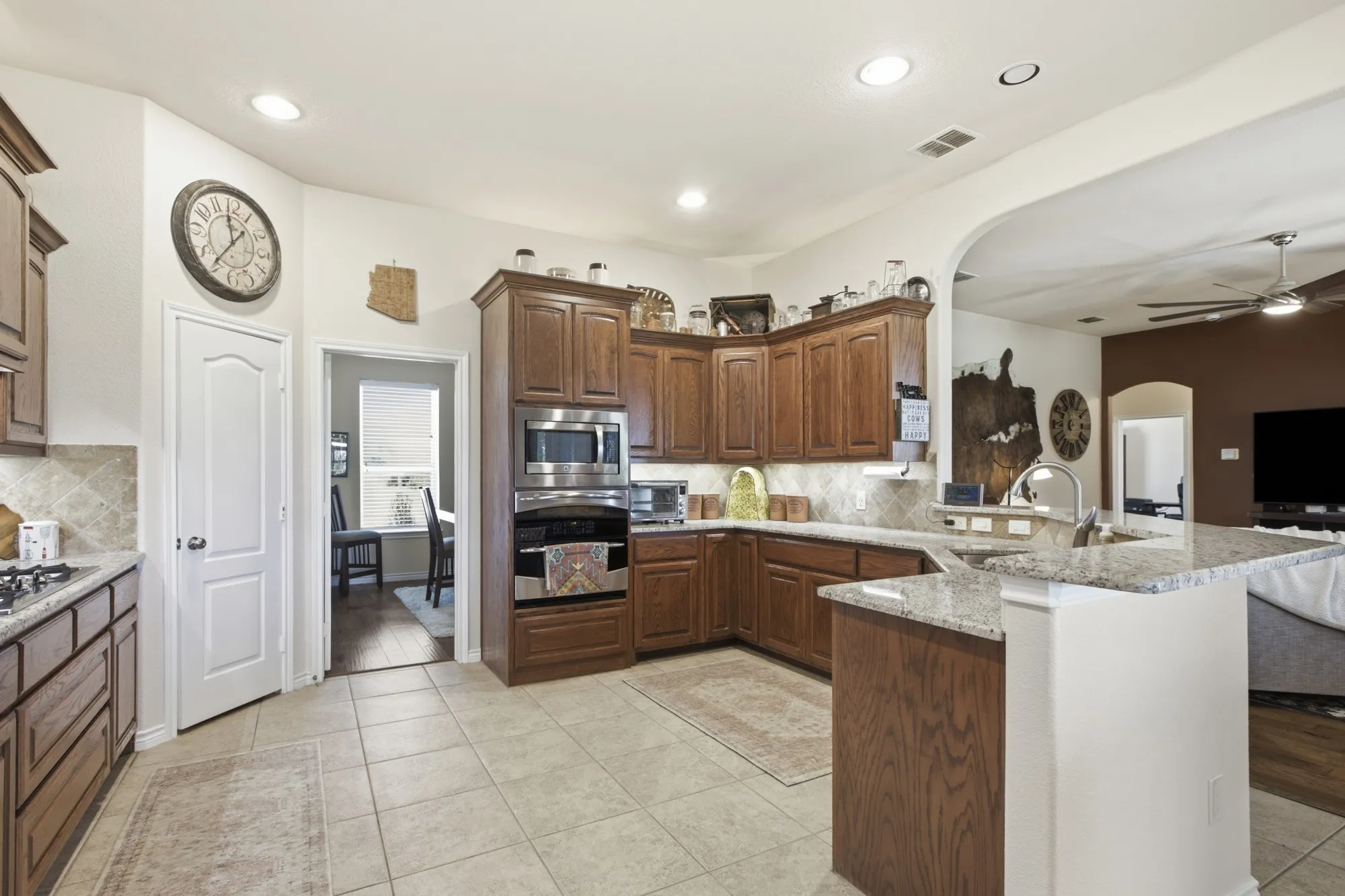 Single Family Residence For Sale in Hunt County , 4055 Hackberry Circle, Caddo Mills, Texas 75135, 4 Bedroom, 4 Bathroom, 2 Garage spaces, 3,020 Sqft, built in 2014, mls#21359089, Real Estate Agent in Caddo Mills, Homes For Sale in Hunt county, Homes For Sale in Caddo Mills, Realtor in Caddo Mills Texas, Real Estate Brokerage Independent Realty Texas, Luminita Cordes Realtor
