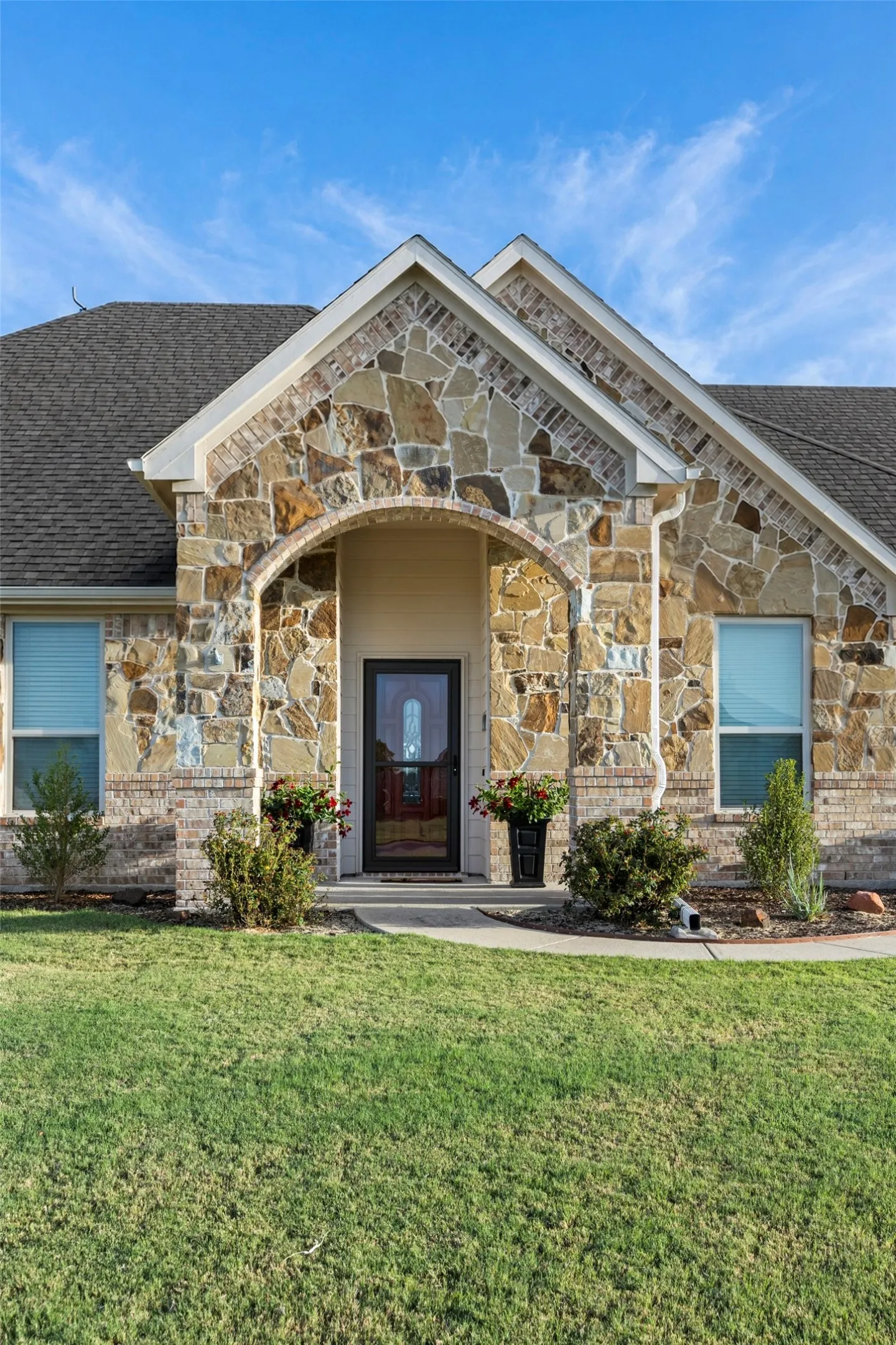 Single Family Residence For Sale in Hunt County , 4055 Hackberry Circle, Caddo Mills, Texas 75135, 4 Bedroom, 4 Bathroom, 2 Garage spaces, 3,020 Sqft, built in 2014, mls#21359089, Real Estate Agent in Caddo Mills, Homes For Sale in Hunt county, Homes For Sale in Caddo Mills, Realtor in Caddo Mills Texas, Real Estate Brokerage Independent Realty Texas, Luminita Cordes Realtor