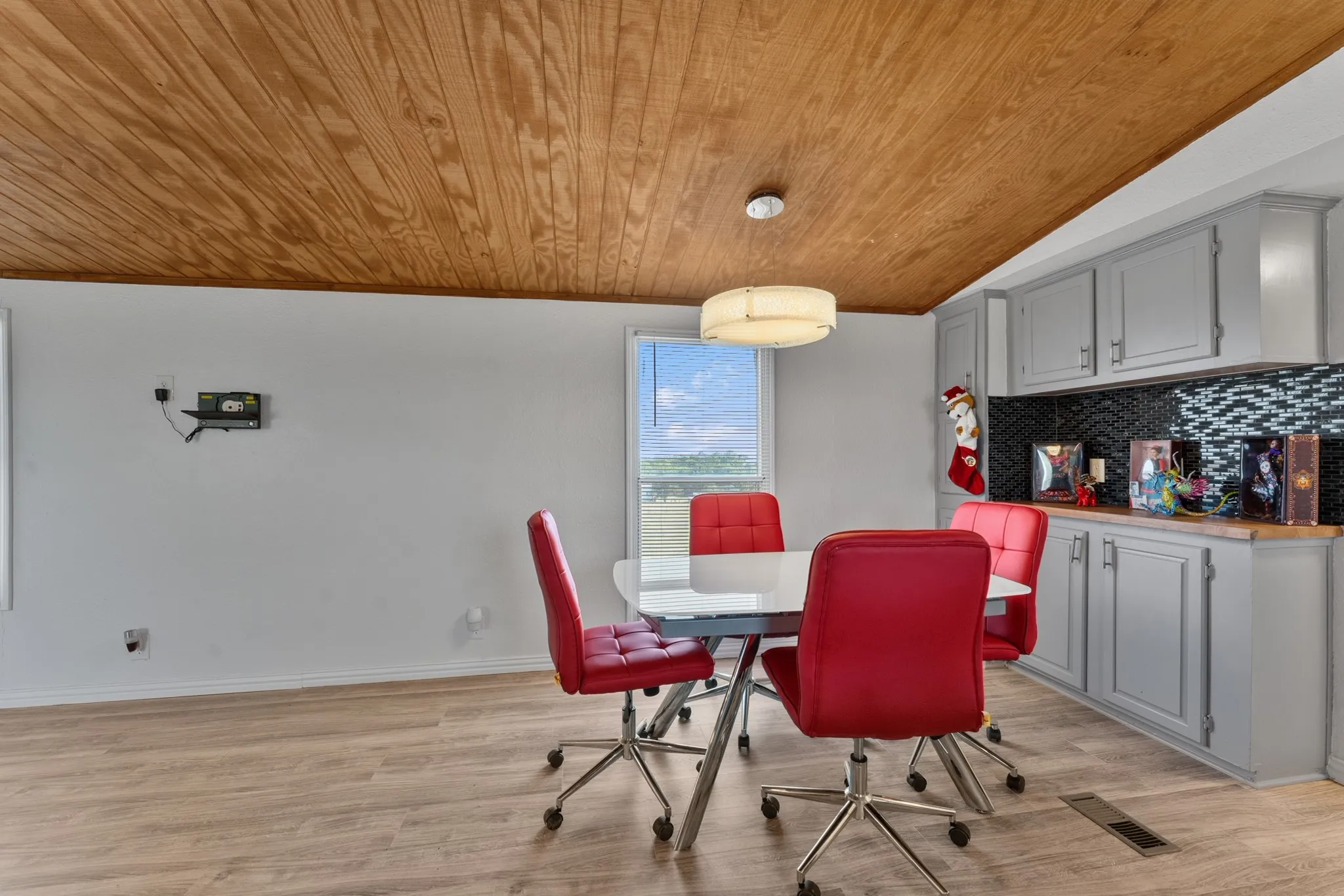 Mobile Home For Sale in Hunt County , 5634 County Road 1094, Celeste, Texas 75423, 2 Bedroom, 2 Bathroom, Garage spaces, 1,178 Sqft, built in 1995, Price $465,000, mls#21361746, Real Estate Agent in Celeste, Homes For Sale in Hunt county, Homes For Sale in Celeste, Realtor in Celeste Texas, Real Estate Brokerage Independent Realty Texas, Luminita Cordes Realtor
