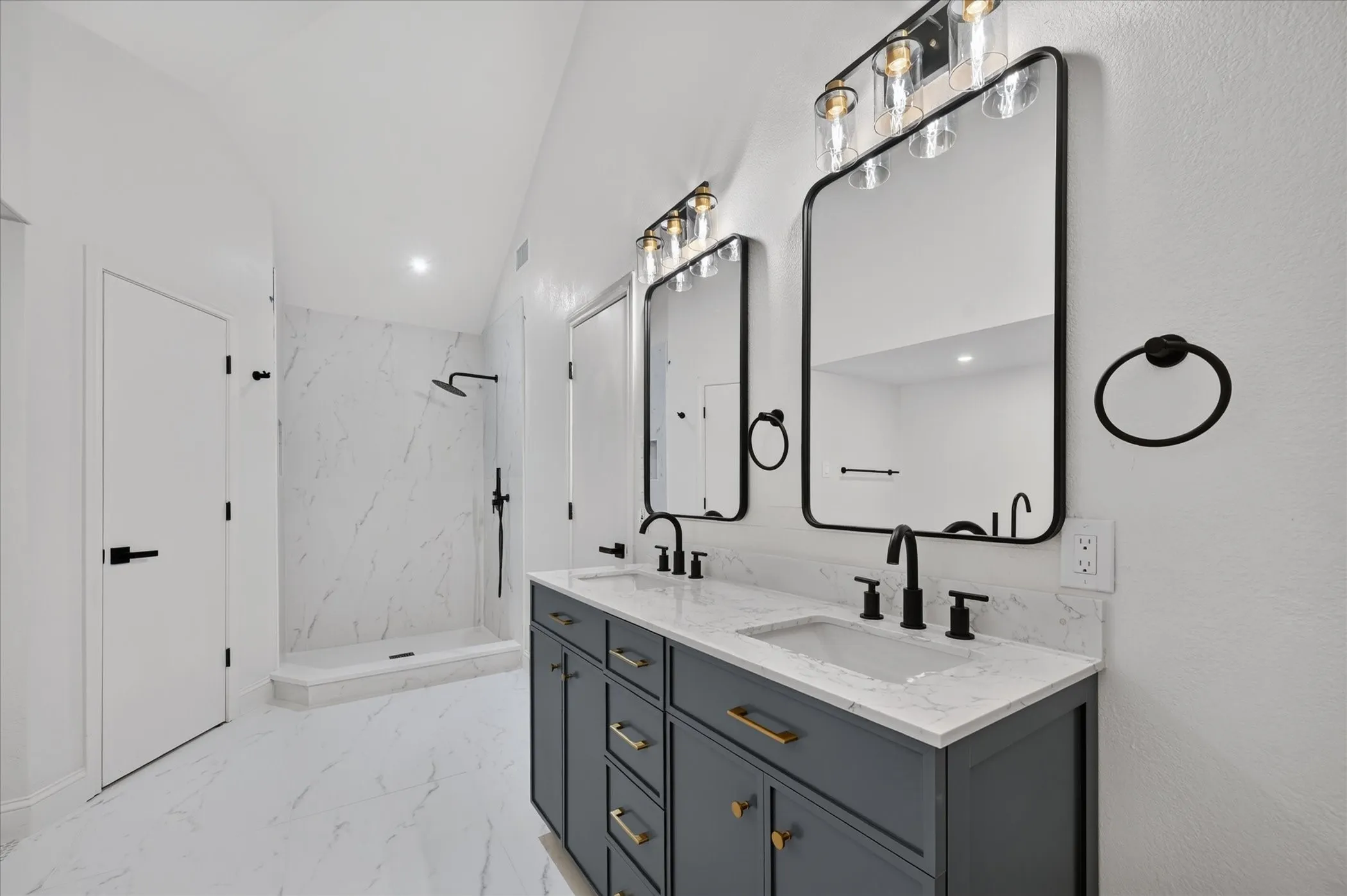 Dual vanity with quartz countertop, undermount sinks, and matte black fixtures