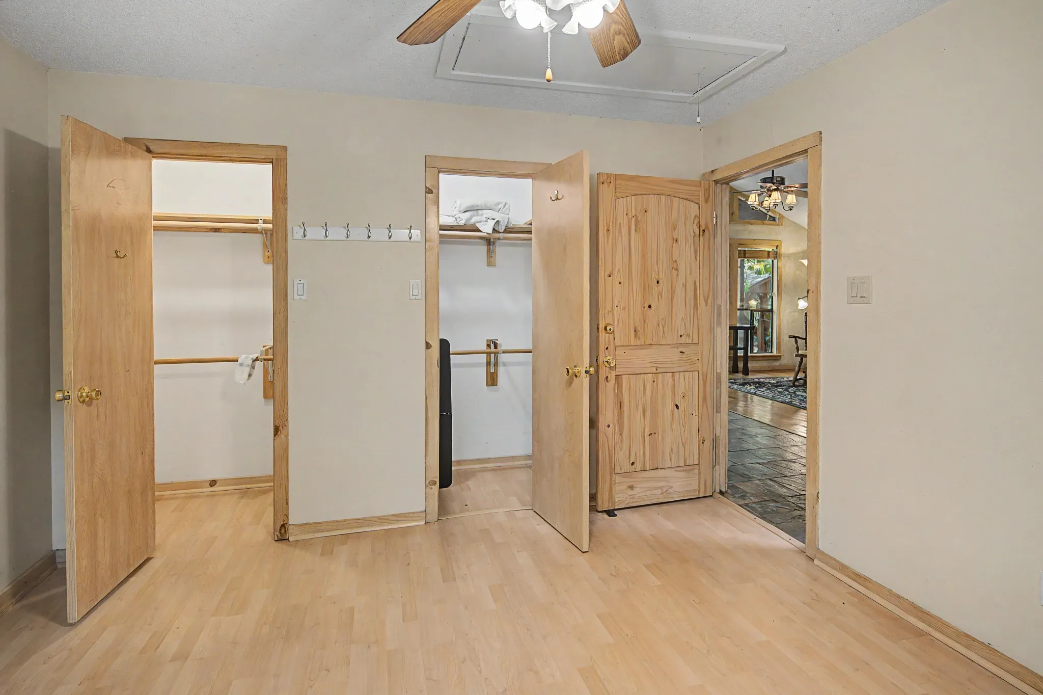 Single Family Residence For Sale in Wood County , 209 Woodfern Glen, Holly Lake Ranch, Texas 75765, 4 Bedroom, 5 Bathroom, 2 Garage spaces, 2,734 Sqft, built in 1996, mls#21355604, Real Estate Agent in Holly Lake Ranch, Homes For Sale in Wood county, Homes For Sale in Holly Lake Ranch, Realtor in Holly Lake Ranch Texas, Real Estate Brokerage Independent Realty Texas, Luminita Cordes Realtor