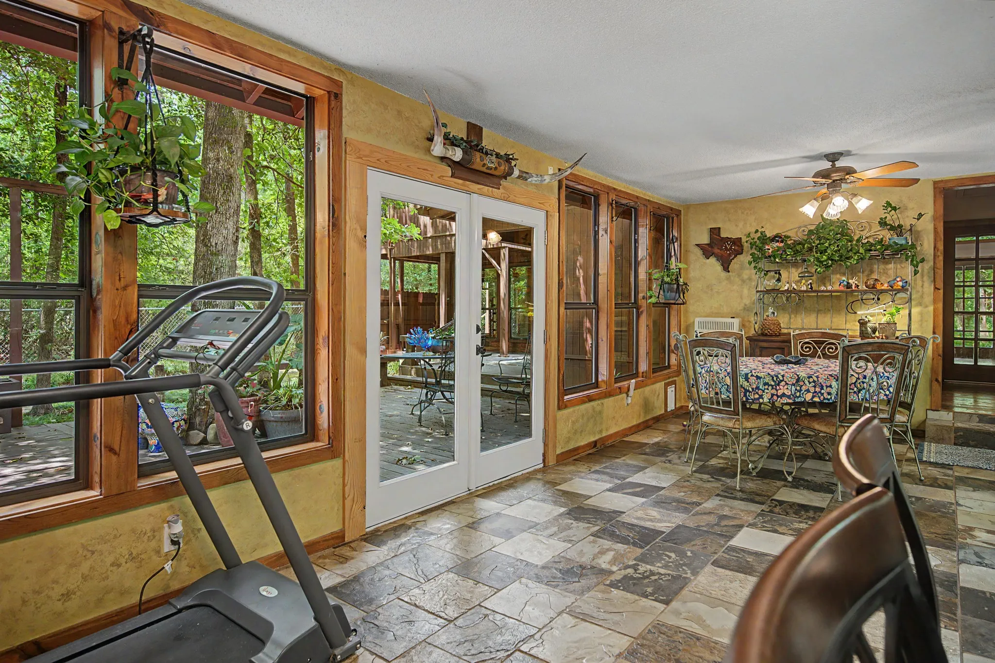 Single Family Residence For Sale in Wood County , 209 Woodfern Glen, Holly Lake Ranch, Texas 75765, 4 Bedroom, 5 Bathroom, 2 Garage spaces, 2,734 Sqft, built in 1996, mls#21355604, Real Estate Agent in Holly Lake Ranch, Homes For Sale in Wood county, Homes For Sale in Holly Lake Ranch, Realtor in Holly Lake Ranch Texas, Real Estate Brokerage Independent Realty Texas, Luminita Cordes Realtor