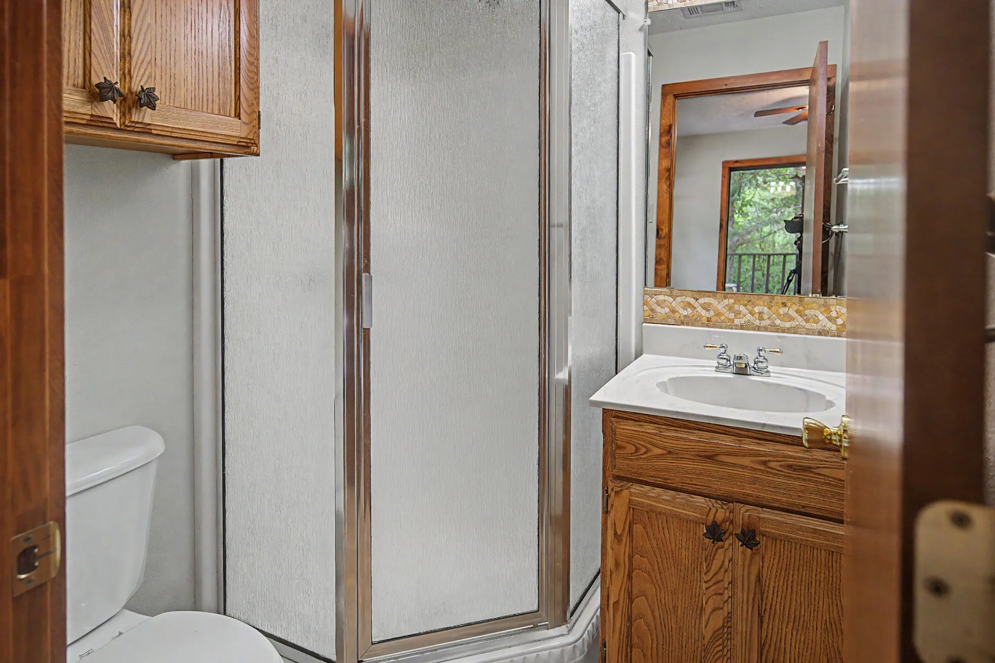 Single Family Residence For Sale in Wood County , 209 Woodfern Glen, Holly Lake Ranch, Texas 75765, 4 Bedroom, 5 Bathroom, 2 Garage spaces, 2,734 Sqft, built in 1996, mls#21355604, Real Estate Agent in Holly Lake Ranch, Homes For Sale in Wood county, Homes For Sale in Holly Lake Ranch, Realtor in Holly Lake Ranch Texas, Real Estate Brokerage Independent Realty Texas, Luminita Cordes Realtor