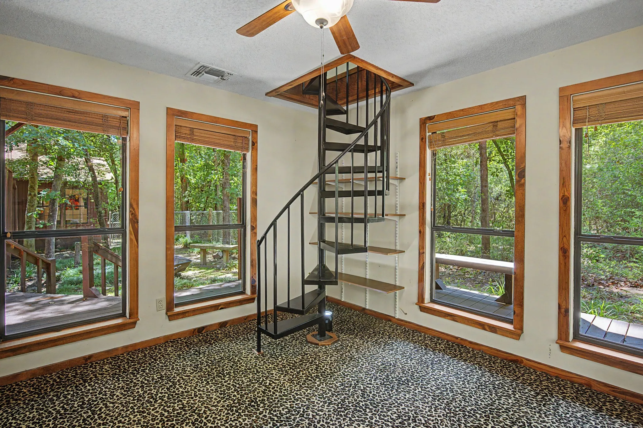 Single Family Residence For Sale in Wood County , 209 Woodfern Glen, Holly Lake Ranch, Texas 75765, 4 Bedroom, 5 Bathroom, 2 Garage spaces, 2,734 Sqft, built in 1996, mls#21355604, Real Estate Agent in Holly Lake Ranch, Homes For Sale in Wood county, Homes For Sale in Holly Lake Ranch, Realtor in Holly Lake Ranch Texas, Real Estate Brokerage Independent Realty Texas, Luminita Cordes Realtor