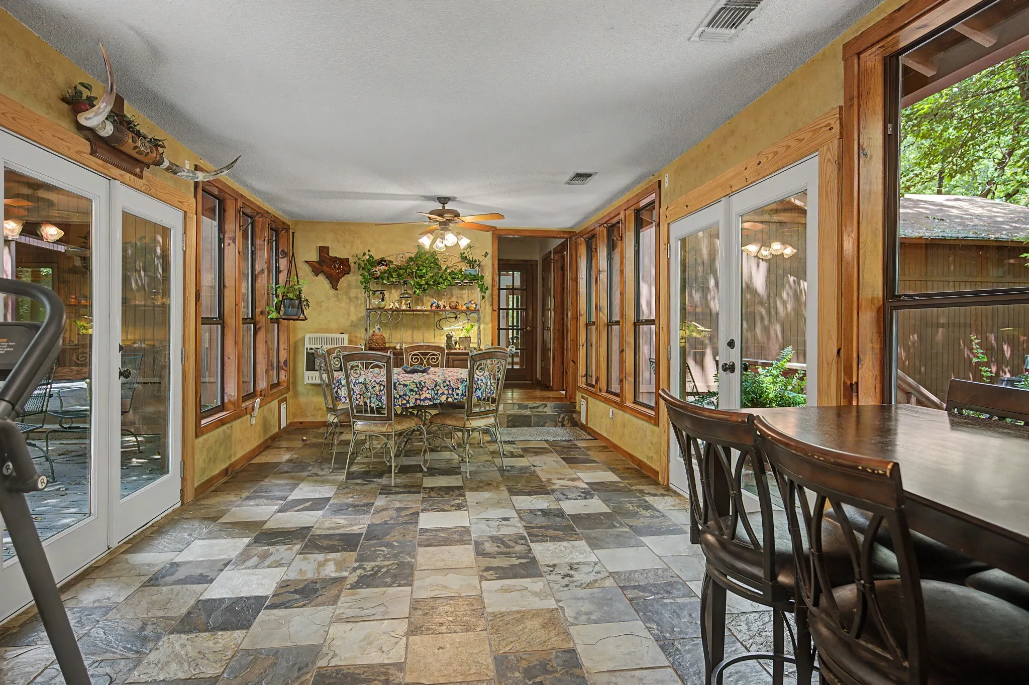 Single Family Residence For Sale in Wood County , 209 Woodfern Glen, Holly Lake Ranch, Texas 75765, 4 Bedroom, 5 Bathroom, 2 Garage spaces, 2,734 Sqft, built in 1996, mls#21355604, Real Estate Agent in Holly Lake Ranch, Homes For Sale in Wood county, Homes For Sale in Holly Lake Ranch, Realtor in Holly Lake Ranch Texas, Real Estate Brokerage Independent Realty Texas, Luminita Cordes Realtor