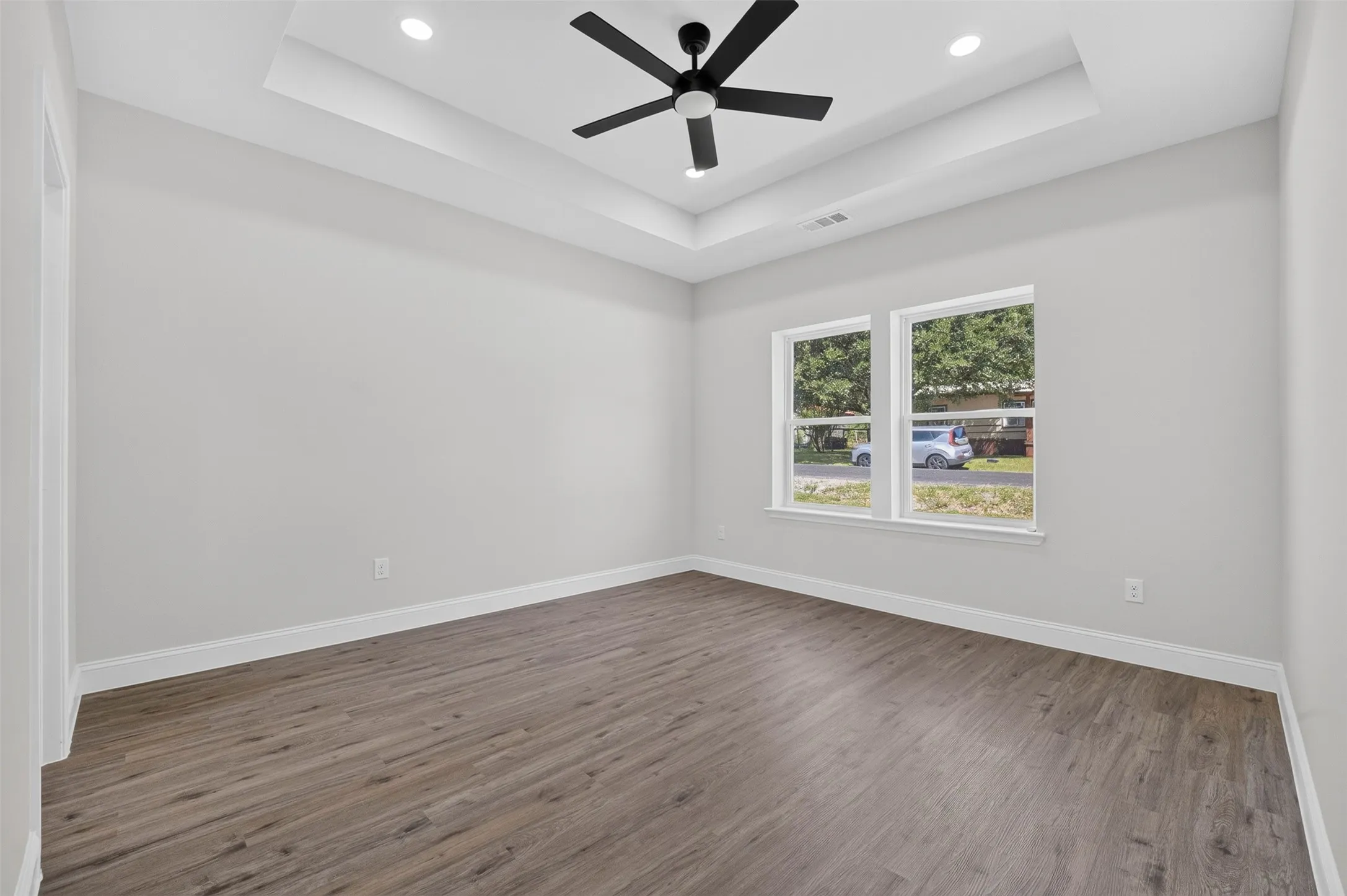 Tray ceiling with recessed lighting