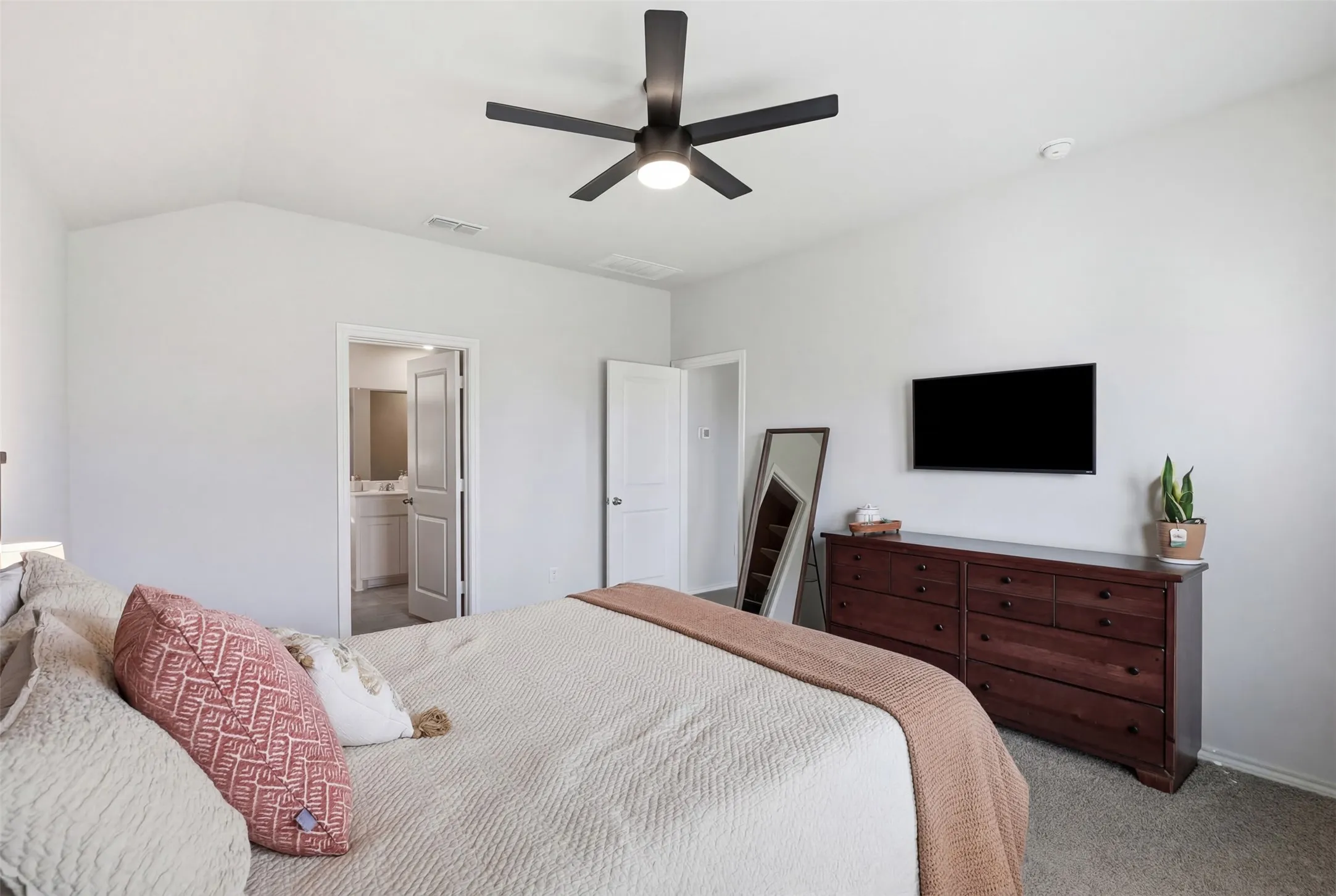 Single Family Residence For Sale in Denton County , 613 Whitecomb Lane, Justin, Texas 76247, 4 Bedroom, 2 Bathroom, 2 Garage spaces, 1,728 Sqft, built in 2023, mls#21362665, Real Estate Agent in Justin, Homes For Sale in Denton county, Homes For Sale in Justin, Realtor in Justin Texas, Real Estate Brokerage Independent Realty Texas, Luminita Cordes Realtor