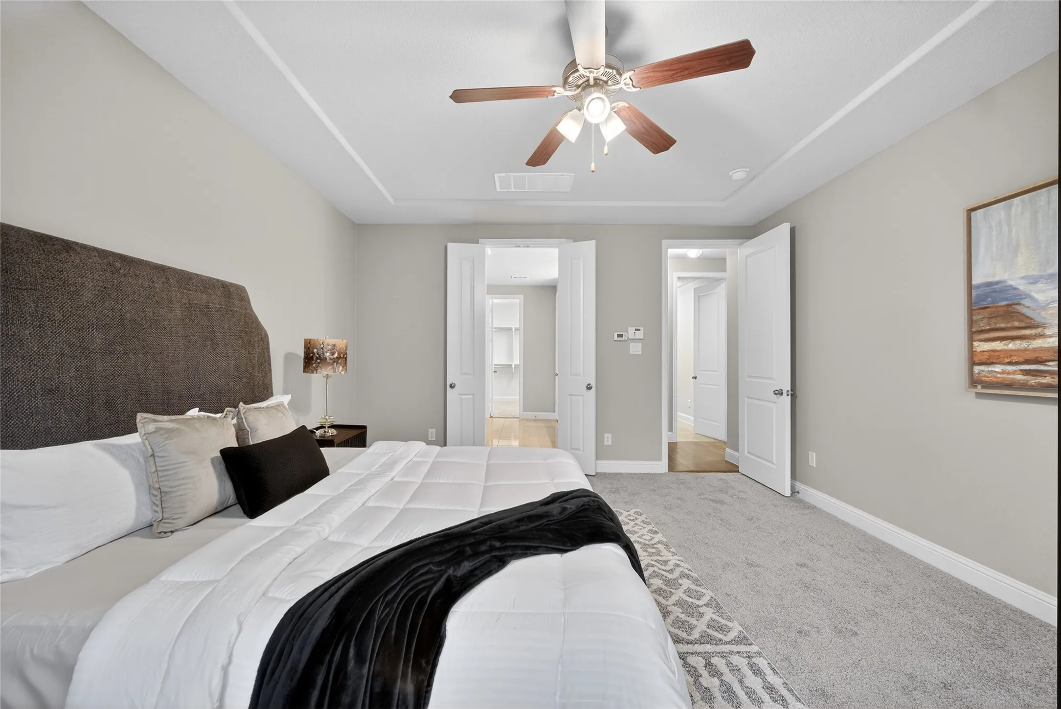 Tray ceiling with crown molding and ceiling fan