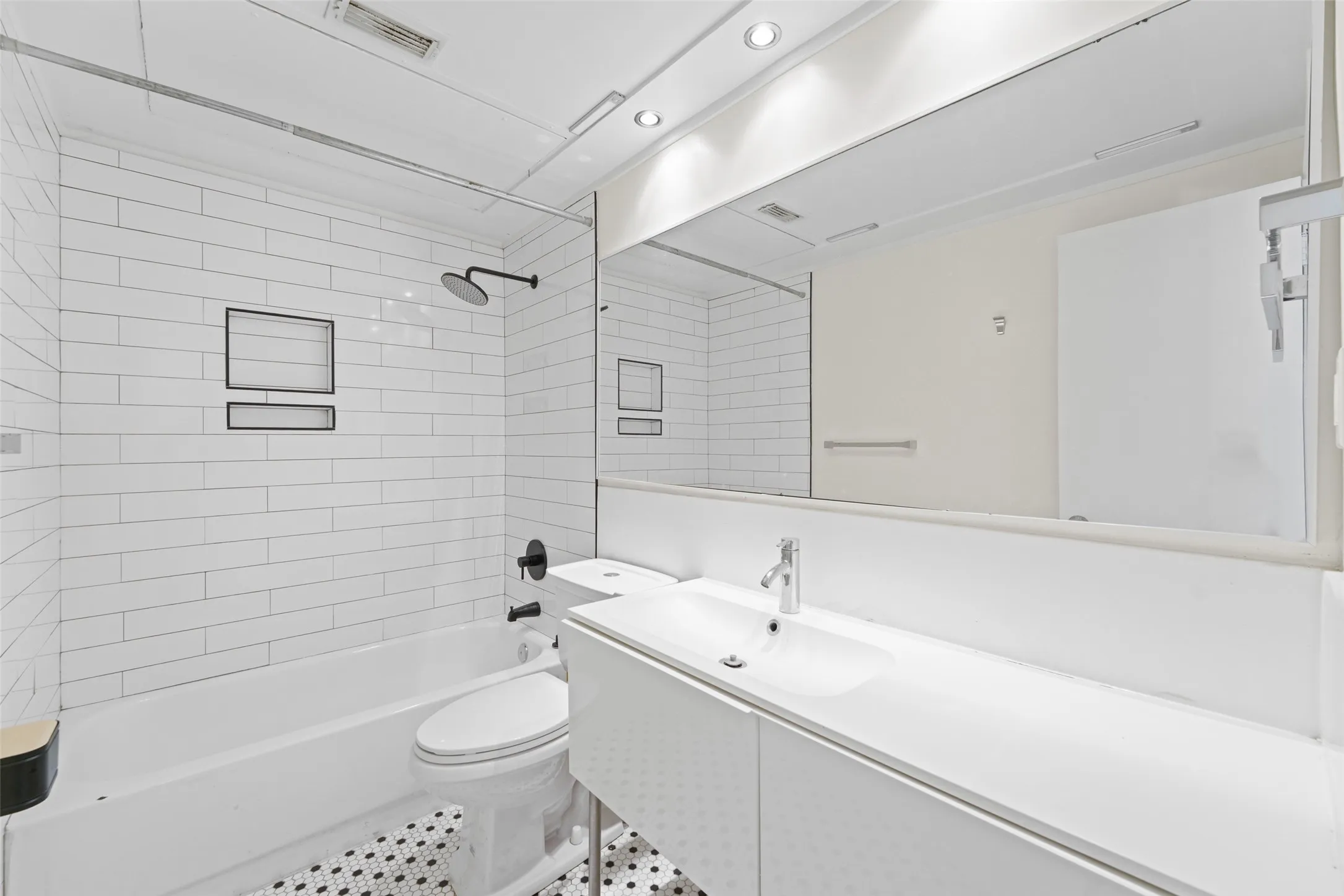 Secondary/guest bahtroom