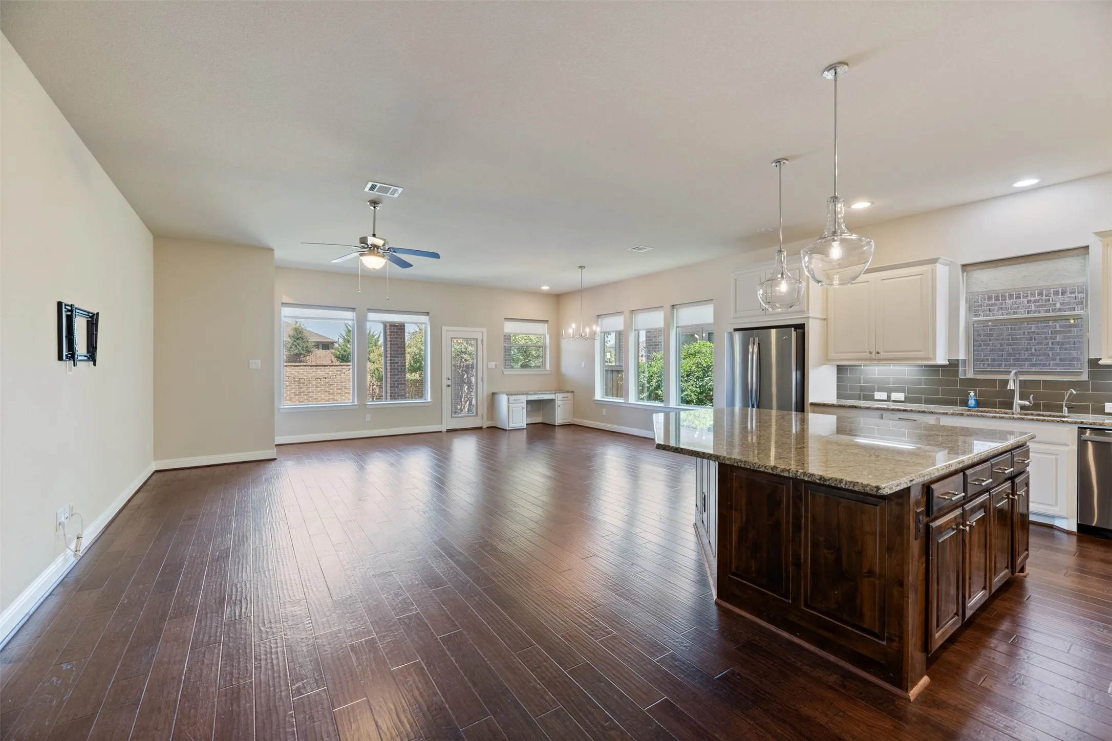Single Family Residence For Rent in Johnson County , 3015 Newsom Ridge Drive, Mansfield, Texas 76063, 3 Bedroom, 2 Bathroom, 2 Garage spaces, 2,466 Sqft, built in 2016, mls#21354987, Real Estate Agent in Mansfield, Homes For Rent in Johnson county, Homes For Rent in Mansfield, Realtor in Mansfield Texas, Real Estate Brokerage Independent Realty Texas, Luminita Cordes Realtor