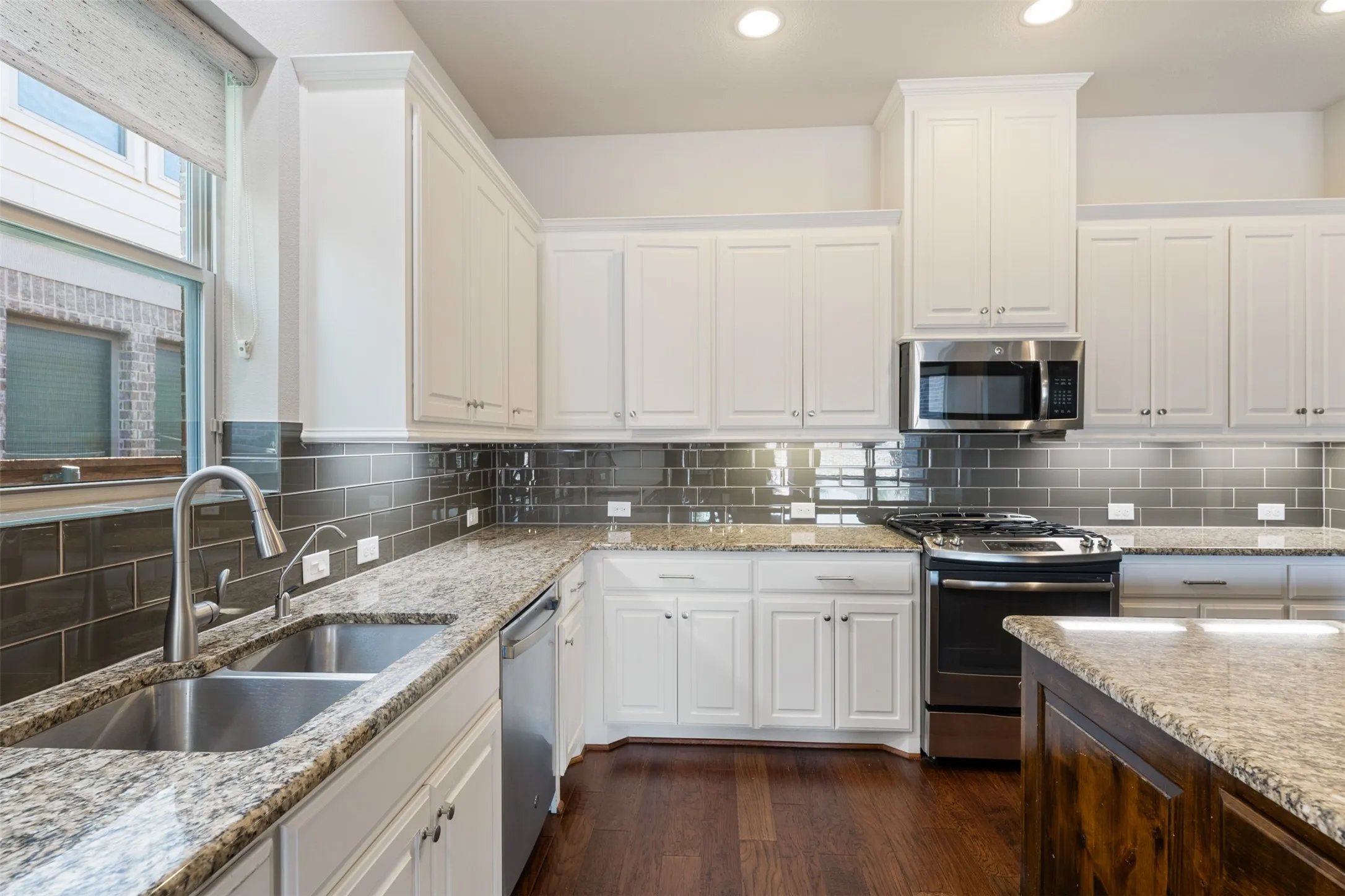 Single Family Residence For Rent in Johnson County , 3015 Newsom Ridge Drive, Mansfield, Texas 76063, 3 Bedroom, 2 Bathroom, 2 Garage spaces, 2,466 Sqft, built in 2016, mls#21354987, Real Estate Agent in Mansfield, Homes For Rent in Johnson county, Homes For Rent in Mansfield, Realtor in Mansfield Texas, Real Estate Brokerage Independent Realty Texas, Luminita Cordes Realtor