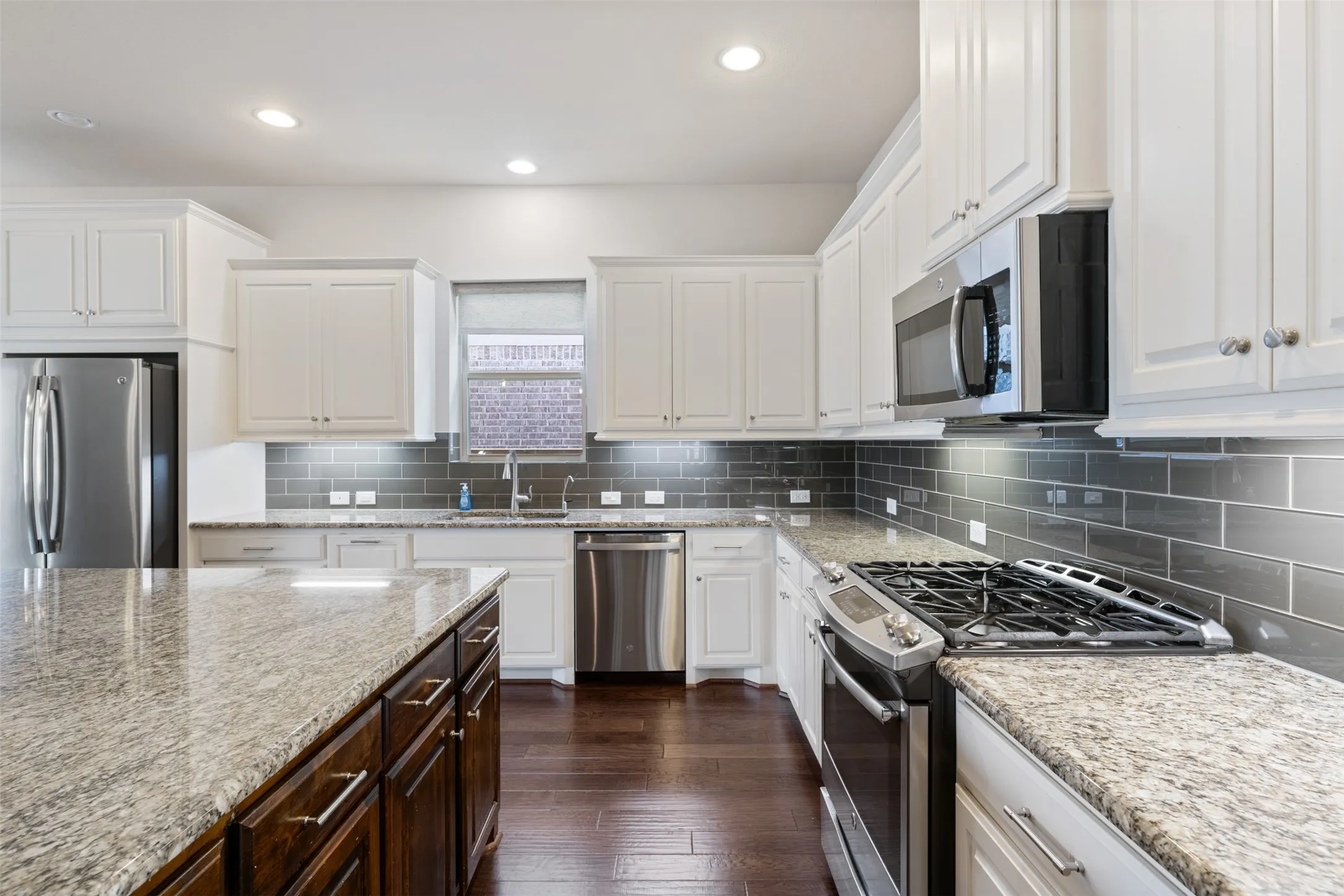 Single Family Residence For Rent in Johnson County , 3015 Newsom Ridge Drive, Mansfield, Texas 76063, 3 Bedroom, 2 Bathroom, 2 Garage spaces, 2,466 Sqft, built in 2016, mls#21354987, Real Estate Agent in Mansfield, Homes For Rent in Johnson county, Homes For Rent in Mansfield, Realtor in Mansfield Texas, Real Estate Brokerage Independent Realty Texas, Luminita Cordes Realtor