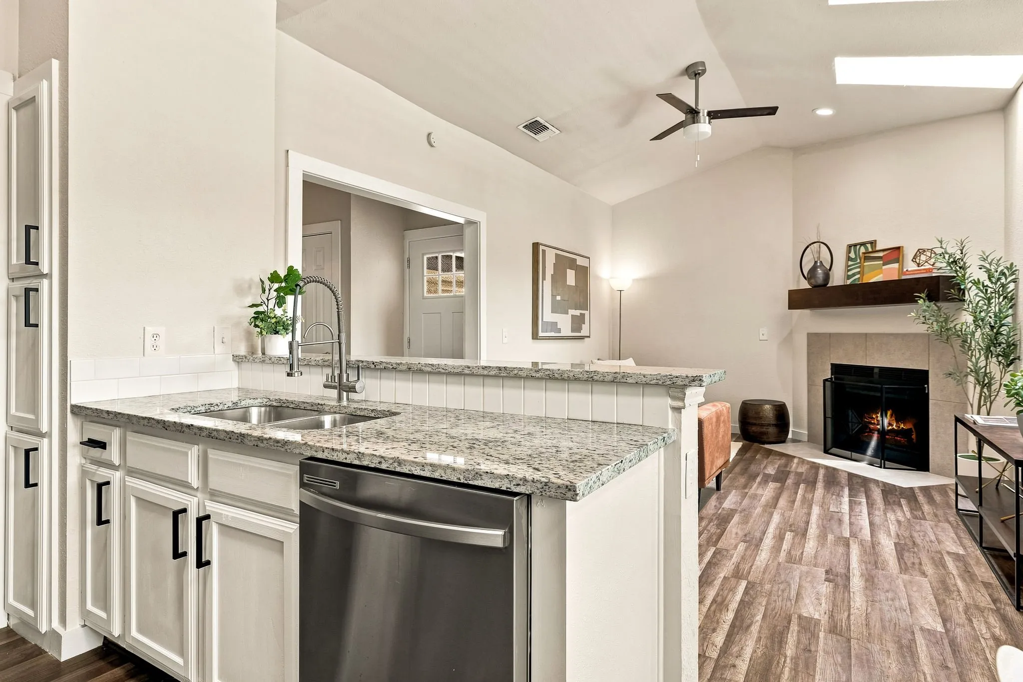 Condominium For Sale in Dallas County , 7340 Skillman Street 1217, Dallas, Texas 75231, 1 Bedroom, 1 Bathroom, 1 Garage spaces, 663 Sqft, built in 1983, mls#21360784, Real Estate Agent in Dallas, Homes For Sale in Dallas county, Homes For Sale in Dallas, Realtor in Dallas Texas, Real Estate Brokerage Independent Realty Texas, Luminita Cordes Realtor