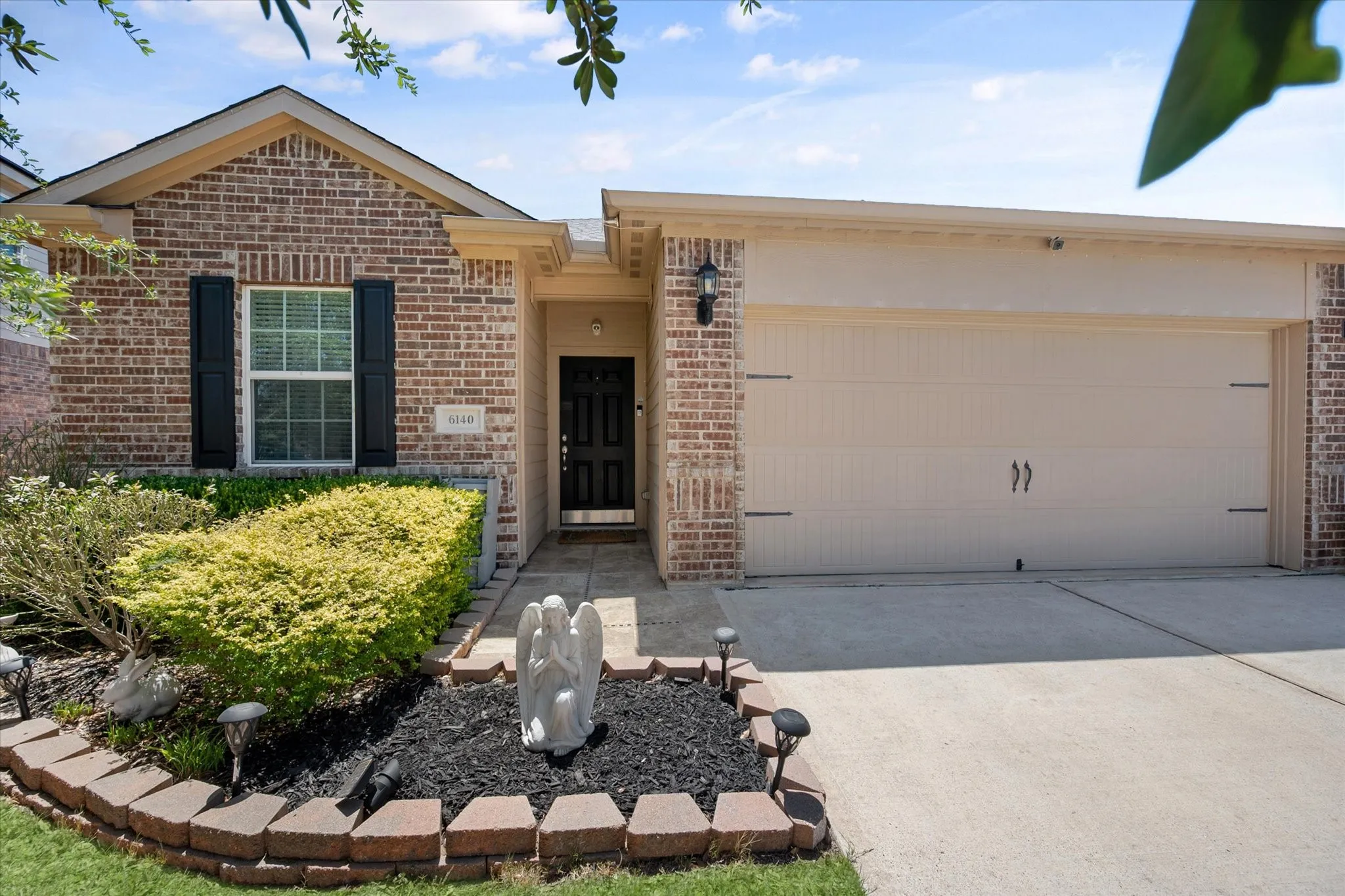 Single Family Residence For Sale in Tarrant County , 6140 Chalk Hollow Drive, Fort Worth, Texas 76179, 3 Bedroom, 2 Bathroom, 2 Garage spaces, 1,597 Sqft, built in 2015, mls#21359036, Real Estate Agent in Fort Worth, Homes For Sale in Tarrant county, Homes For Sale in Fort Worth, Realtor in Fort Worth Texas, Real Estate Brokerage Independent Realty Texas, Luminita Cordes Realtor