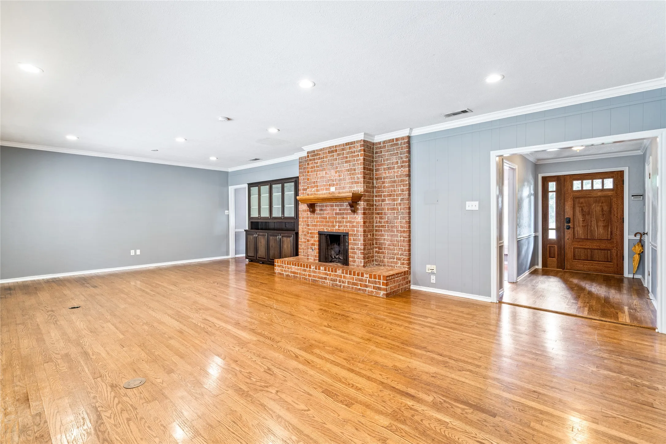 Single Family Residence For Rent in Tarrant County , 8921 Crosswind Drive, Fort Worth, Texas 76179, 3 Bedroom, 2 Bathroom, 2 Garage spaces, 2,281 Sqft, built in 1973, mls#21336629, Real Estate Agent in Fort Worth, Homes For Rent in Tarrant county, Homes For Rent in Fort Worth, Realtor in Fort Worth Texas, Real Estate Brokerage Independent Realty Texas, Luminita Cordes Realtor