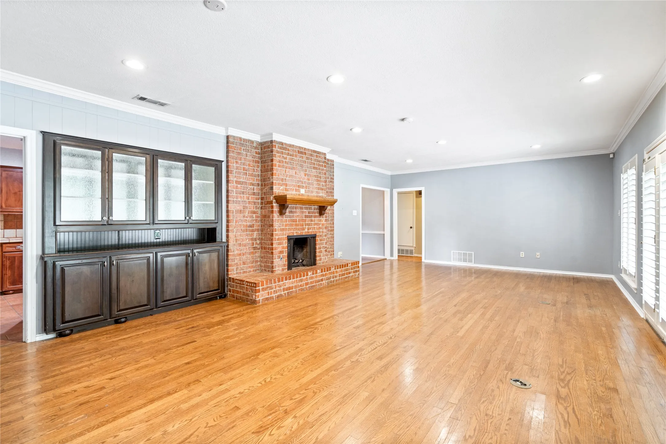 Single Family Residence For Rent in Tarrant County , 8921 Crosswind Drive, Fort Worth, Texas 76179, 3 Bedroom, 2 Bathroom, 2 Garage spaces, 2,281 Sqft, built in 1973, mls#21336629, Real Estate Agent in Fort Worth, Homes For Rent in Tarrant county, Homes For Rent in Fort Worth, Realtor in Fort Worth Texas, Real Estate Brokerage Independent Realty Texas, Luminita Cordes Realtor