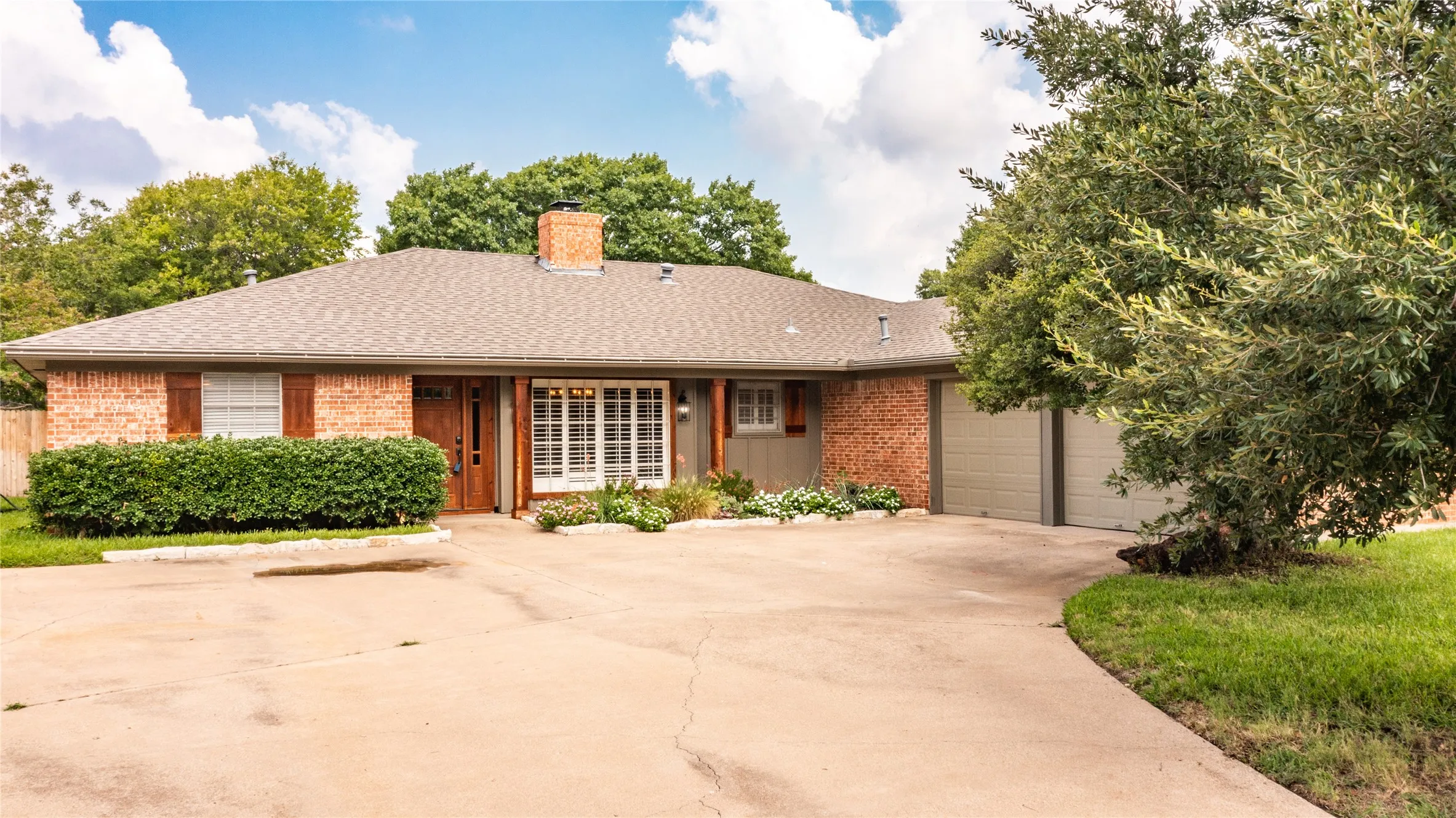 Single Family Residence For Rent in Tarrant County , 8921 Crosswind Drive, Fort Worth, Texas 76179, 3 Bedroom, 2 Bathroom, 2 Garage spaces, 2,281 Sqft, built in 1973, mls#21336629, Real Estate Agent in Fort Worth, Homes For Rent in Tarrant county, Homes For Rent in Fort Worth, Realtor in Fort Worth Texas, Real Estate Brokerage Independent Realty Texas, Luminita Cordes Realtor