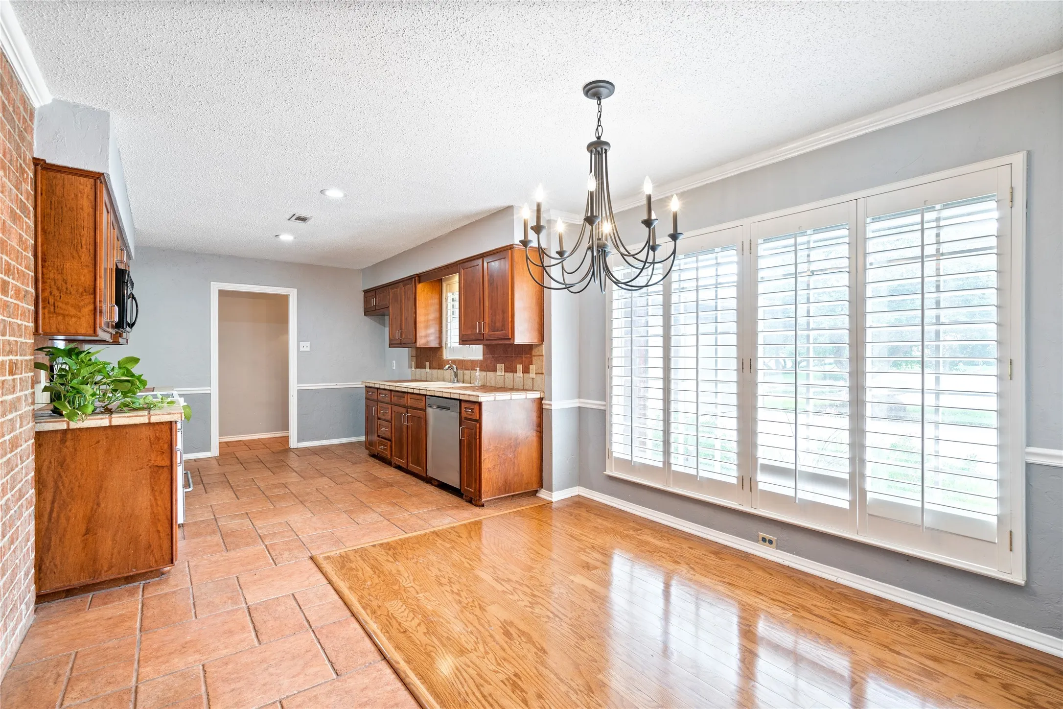 Single Family Residence For Rent in Tarrant County , 8921 Crosswind Drive, Fort Worth, Texas 76179, 3 Bedroom, 2 Bathroom, 2 Garage spaces, 2,281 Sqft, built in 1973, mls#21336629, Real Estate Agent in Fort Worth, Homes For Rent in Tarrant county, Homes For Rent in Fort Worth, Realtor in Fort Worth Texas, Real Estate Brokerage Independent Realty Texas, Luminita Cordes Realtor