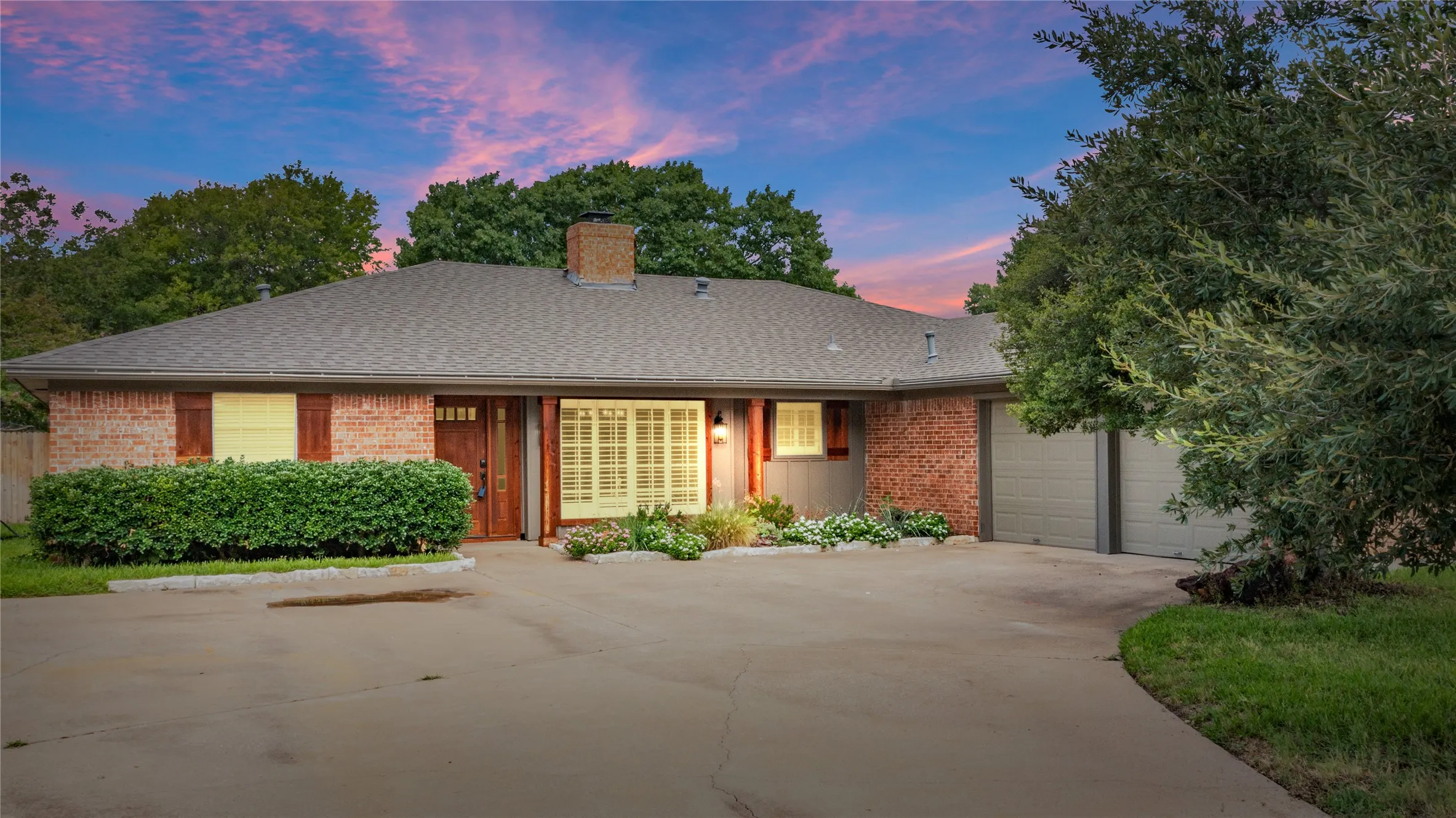 Single Family Residence For Rent in Tarrant County , 8921 Crosswind Drive, Fort Worth, Texas 76179, 3 Bedroom, 2 Bathroom, 2 Garage spaces, 2,281 Sqft, built in 1973, mls#21336629, Real Estate Agent in Fort Worth, Homes For Rent in Tarrant county, Homes For Rent in Fort Worth, Realtor in Fort Worth Texas, Real Estate Brokerage Independent Realty Texas, Luminita Cordes Realtor