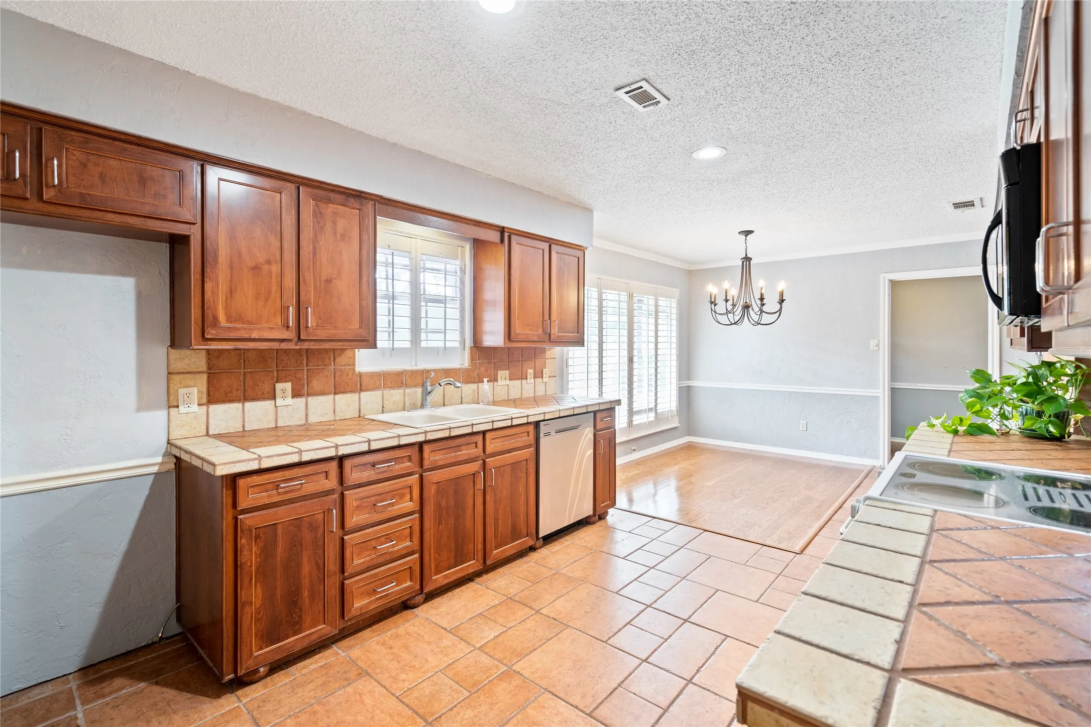 Single Family Residence For Rent in Tarrant County , 8921 Crosswind Drive, Fort Worth, Texas 76179, 3 Bedroom, 2 Bathroom, 2 Garage spaces, 2,281 Sqft, built in 1973, mls#21336629, Real Estate Agent in Fort Worth, Homes For Rent in Tarrant county, Homes For Rent in Fort Worth, Realtor in Fort Worth Texas, Real Estate Brokerage Independent Realty Texas, Luminita Cordes Realtor