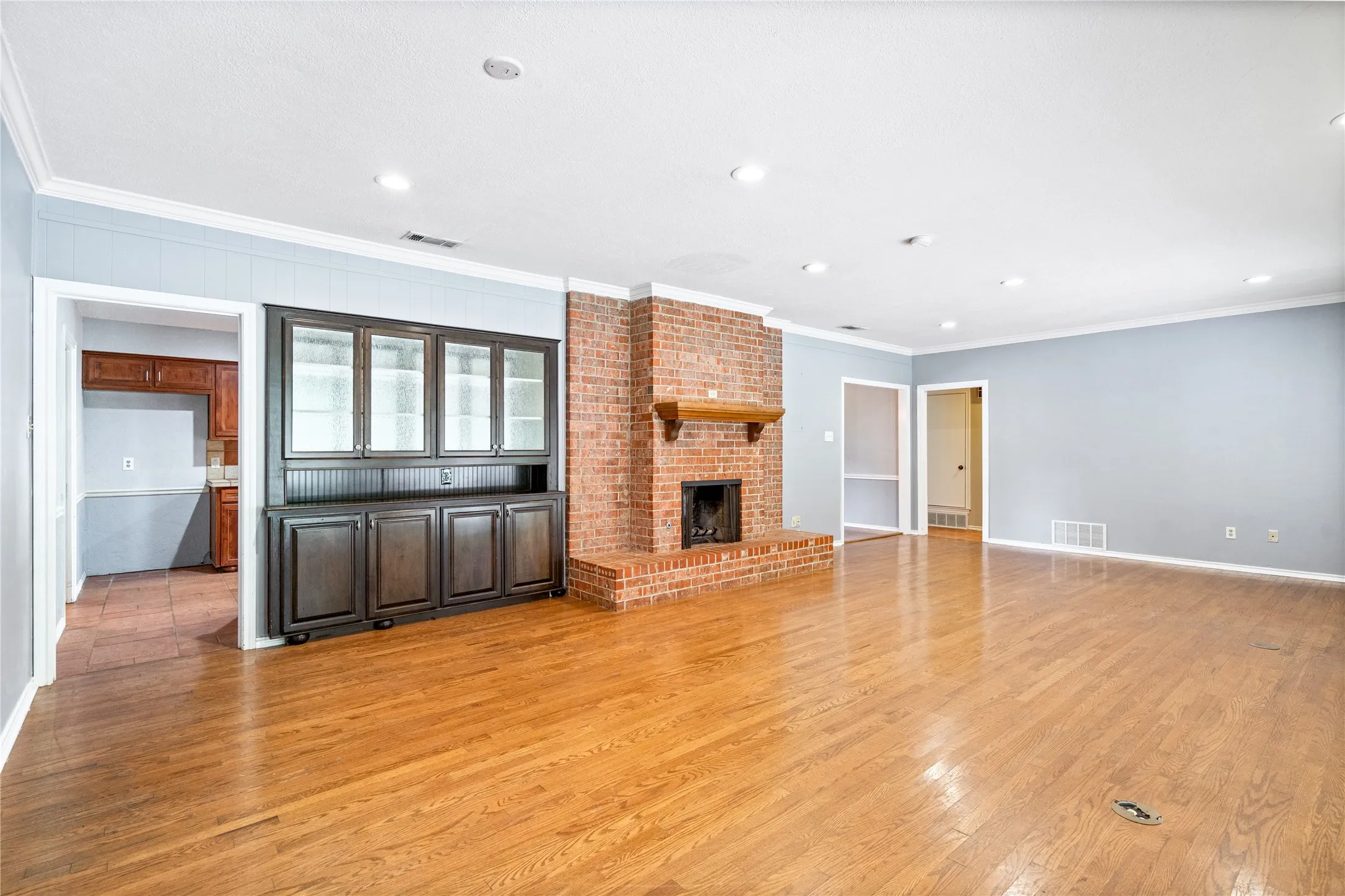 Single Family Residence For Rent in Tarrant County , 8921 Crosswind Drive, Fort Worth, Texas 76179, 3 Bedroom, 2 Bathroom, 2 Garage spaces, 2,281 Sqft, built in 1973, mls#21336629, Real Estate Agent in Fort Worth, Homes For Rent in Tarrant county, Homes For Rent in Fort Worth, Realtor in Fort Worth Texas, Real Estate Brokerage Independent Realty Texas, Luminita Cordes Realtor