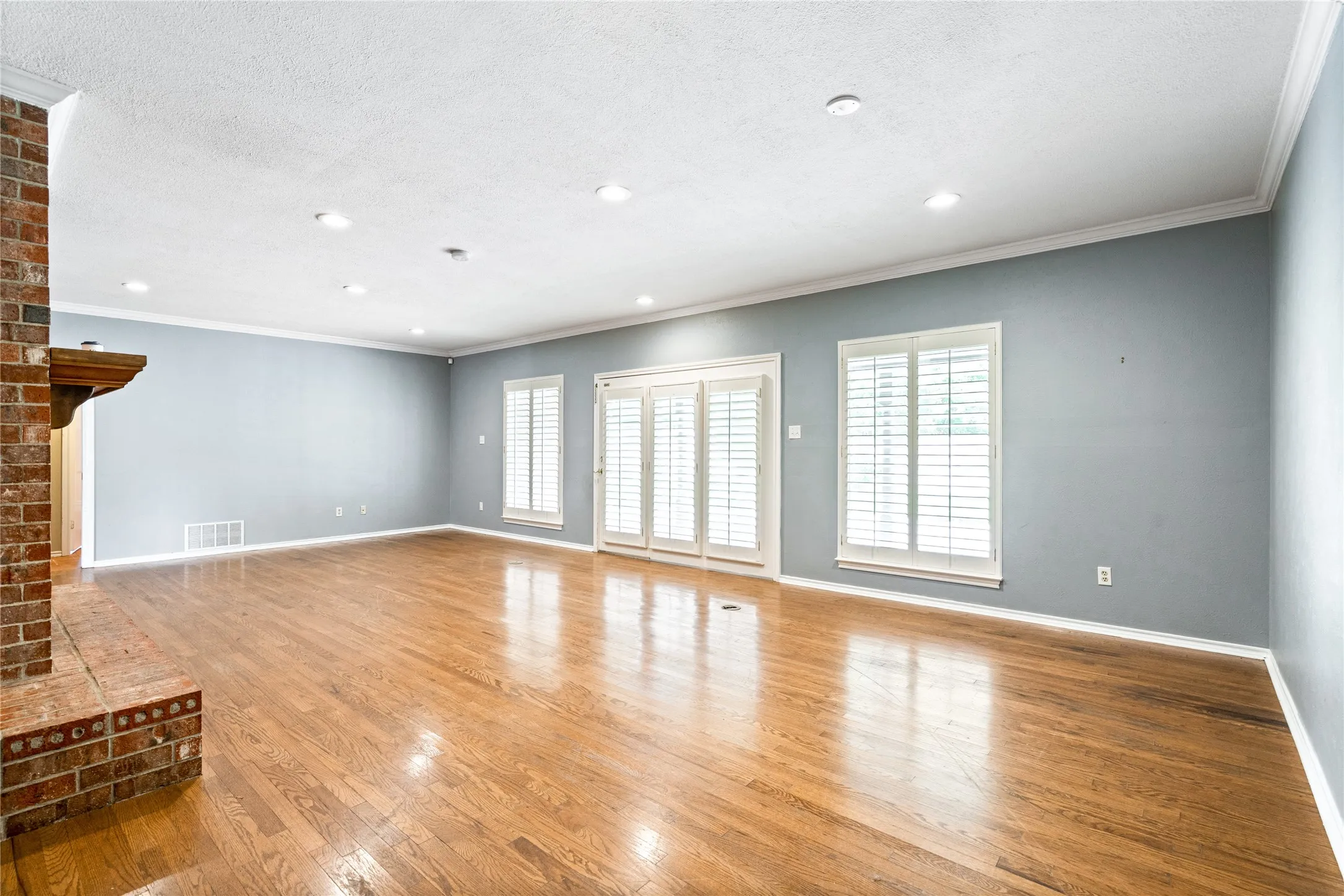 Single Family Residence For Rent in Tarrant County , 8921 Crosswind Drive, Fort Worth, Texas 76179, 3 Bedroom, 2 Bathroom, 2 Garage spaces, 2,281 Sqft, built in 1973, mls#21336629, Real Estate Agent in Fort Worth, Homes For Rent in Tarrant county, Homes For Rent in Fort Worth, Realtor in Fort Worth Texas, Real Estate Brokerage Independent Realty Texas, Luminita Cordes Realtor