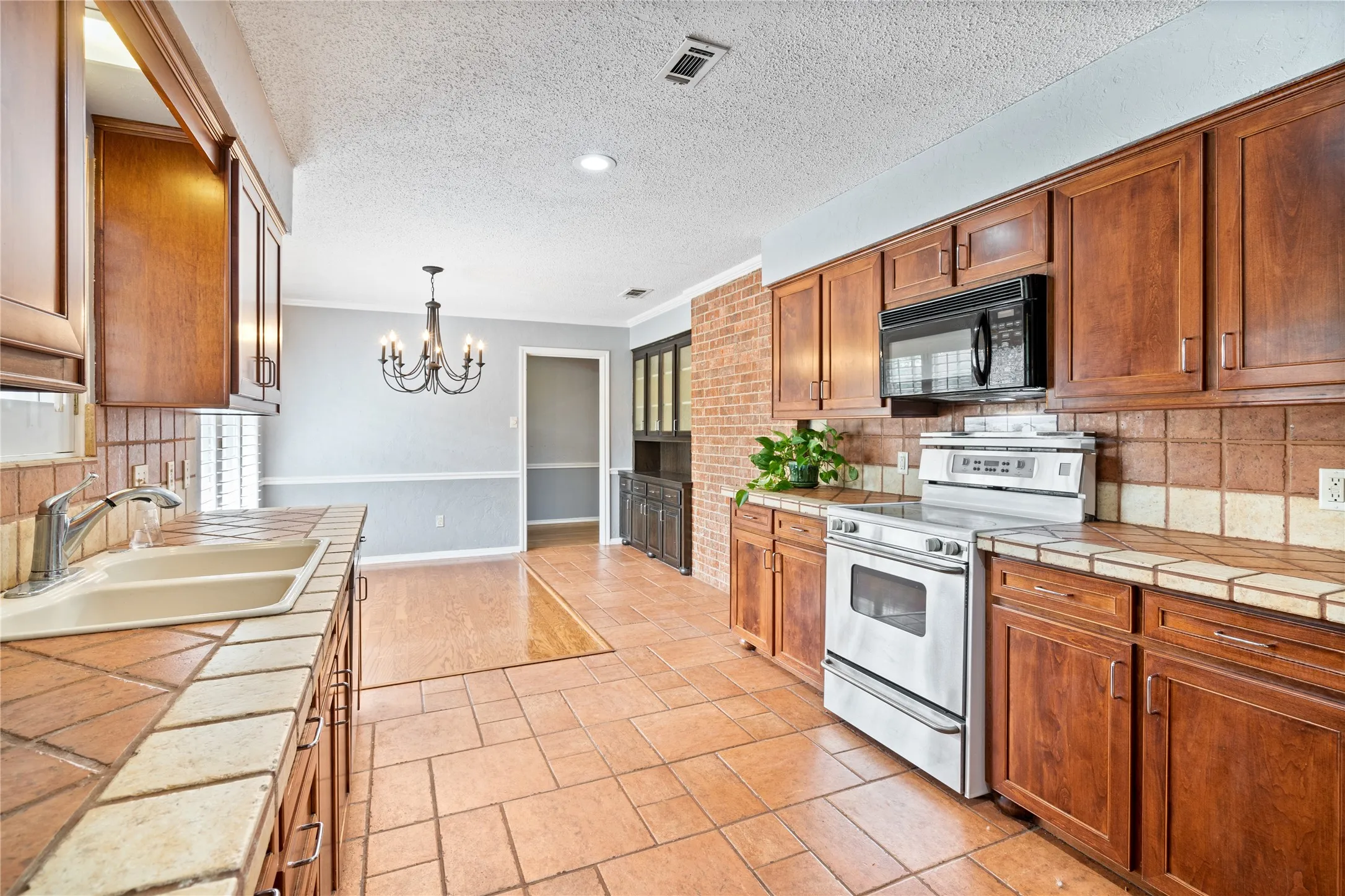Single Family Residence For Rent in Tarrant County , 8921 Crosswind Drive, Fort Worth, Texas 76179, 3 Bedroom, 2 Bathroom, 2 Garage spaces, 2,281 Sqft, built in 1973, mls#21336629, Real Estate Agent in Fort Worth, Homes For Rent in Tarrant county, Homes For Rent in Fort Worth, Realtor in Fort Worth Texas, Real Estate Brokerage Independent Realty Texas, Luminita Cordes Realtor