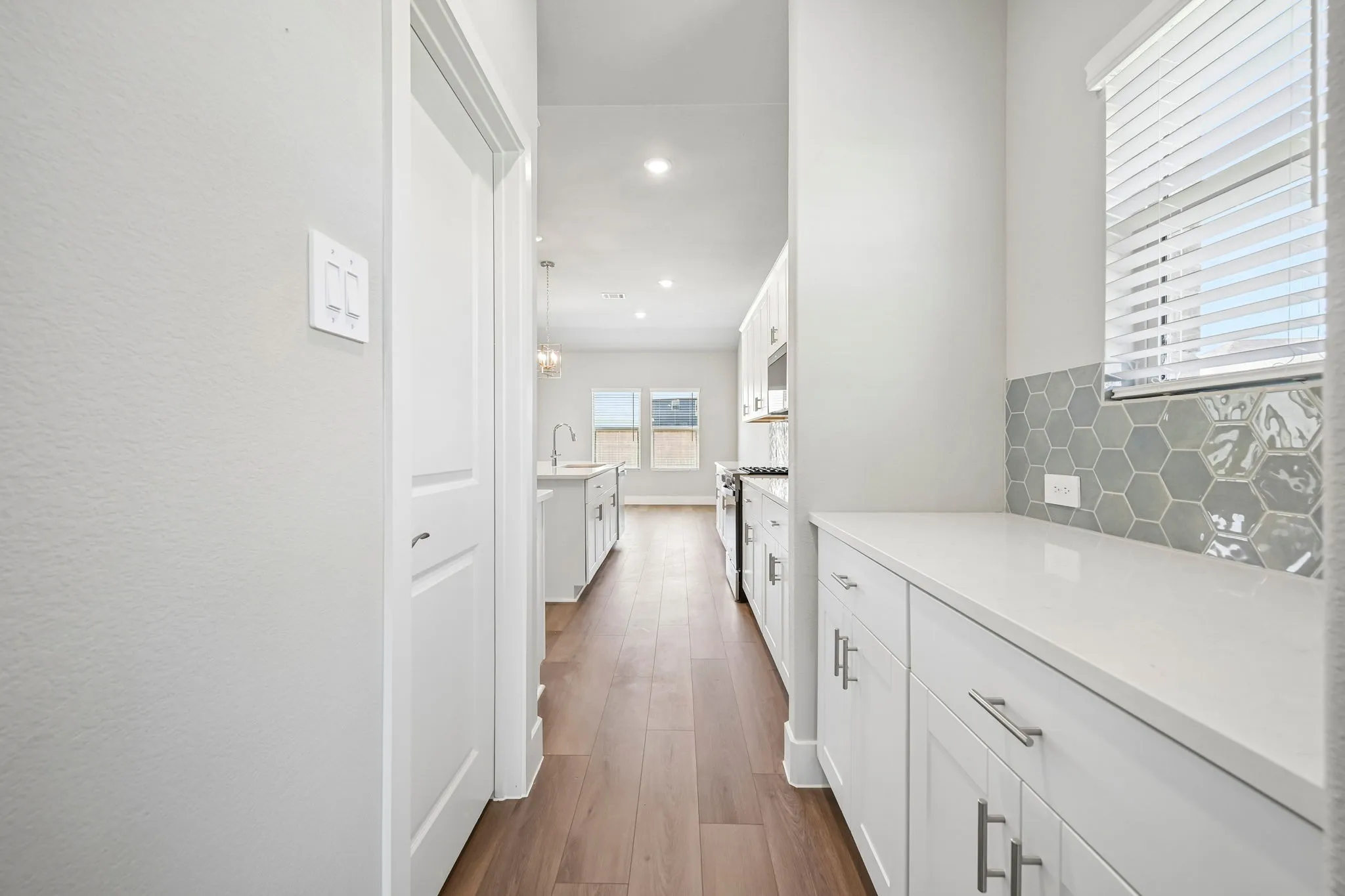  Photo is not of the actual home, but is an inspirational photo of builder’s model home and may depict options, furnishings, and/or decorator features that are not included.
