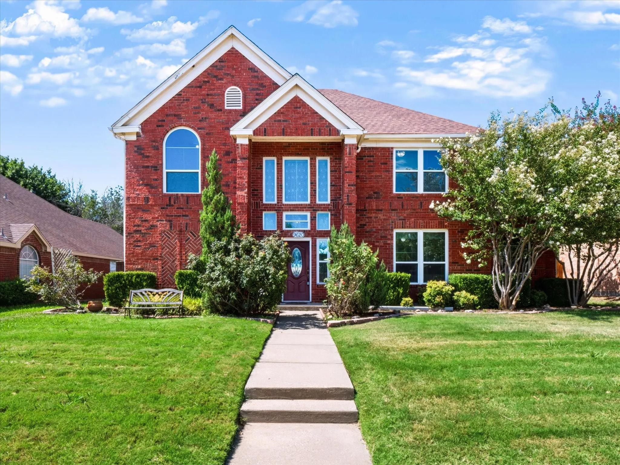 Single Family Residence For Sale in Collin County , 9620 Preston Vineyard Drive, Frisco, Texas 75035, 4 Bedroom, 3 Bathroom, 2 Garage spaces, 2,427 Sqft, built in 1991, mls#21361366, Real Estate Agent in Frisco, Homes For Sale in Collin county, Homes For Sale in Frisco, Realtor in Frisco Texas, Real Estate Brokerage Independent Realty Texas, Luminita Cordes Realtor