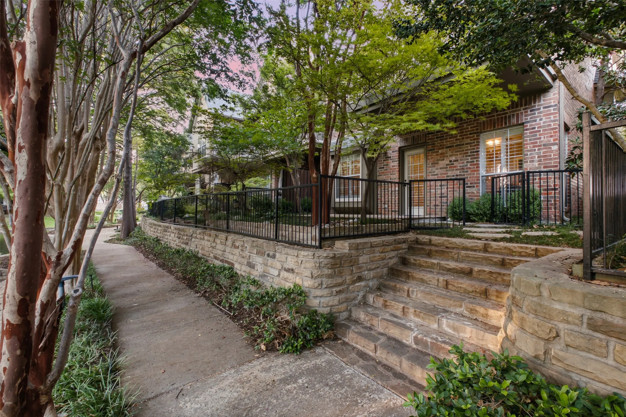 Townhouse For Sale in Dallas County , 14891 Towne Lake Circle, Addison, Texas 75001, 4 Bedroom, 3 Bathroom, 2 Garage spaces, 2,470 Sqft, built in 1999, mls#21337276, Real Estate Agent in Addison, Homes For Sale in Dallas county, Homes For Sale in Addison, Realtor in Addison Texas, Real Estate Brokerage Independent Realty Texas, Luminita Cordes Realtor