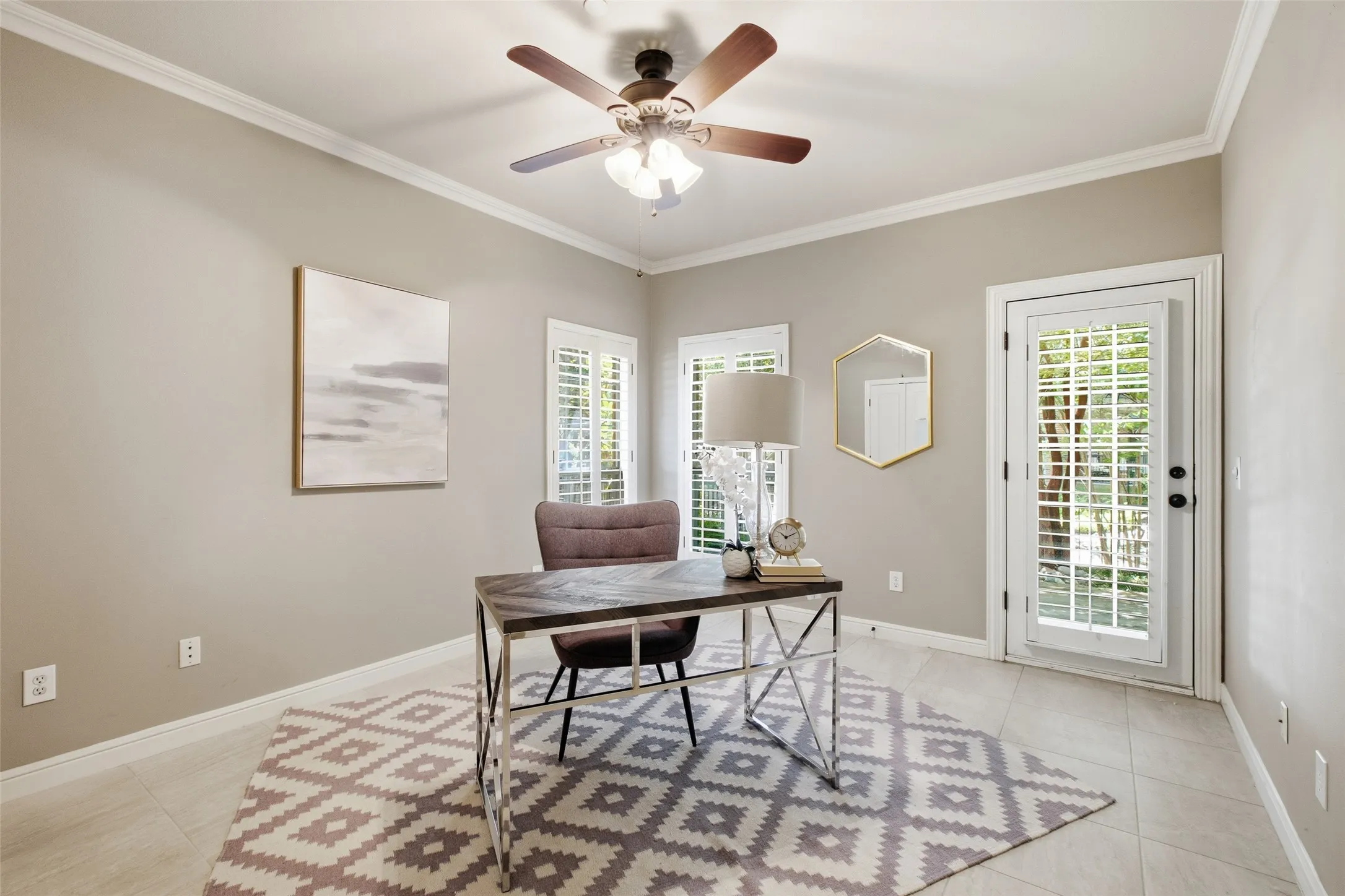 Crown molding details with a ceiling fan light fixture