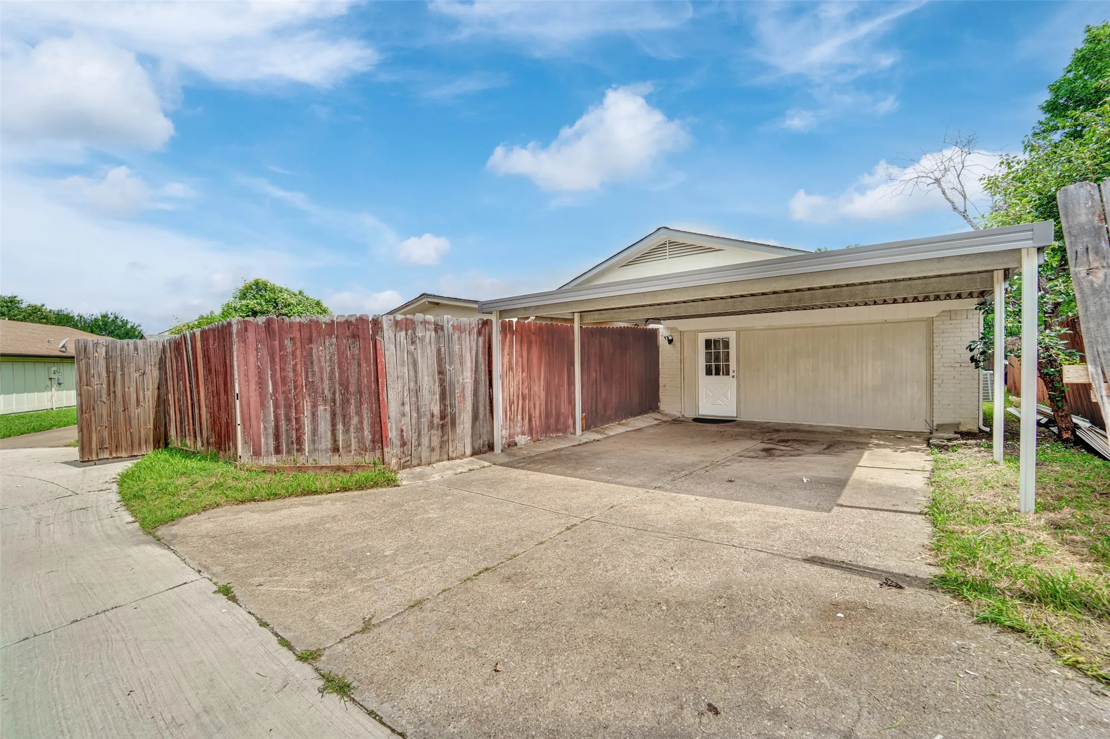 Single Family Residence For Sale in Dallas County , 1616 Choctaw Drive, Mesquite, Texas 75149, 4 Bedroom, 3 Bathroom, Garage spaces, 2,190 Sqft, built in 1984, mls#21361661, Real Estate Agent in Mesquite, Homes For Sale in Dallas county, Homes For Sale in Mesquite, Realtor in Mesquite Texas, Real Estate Brokerage Independent Realty Texas, Luminita Cordes Realtor