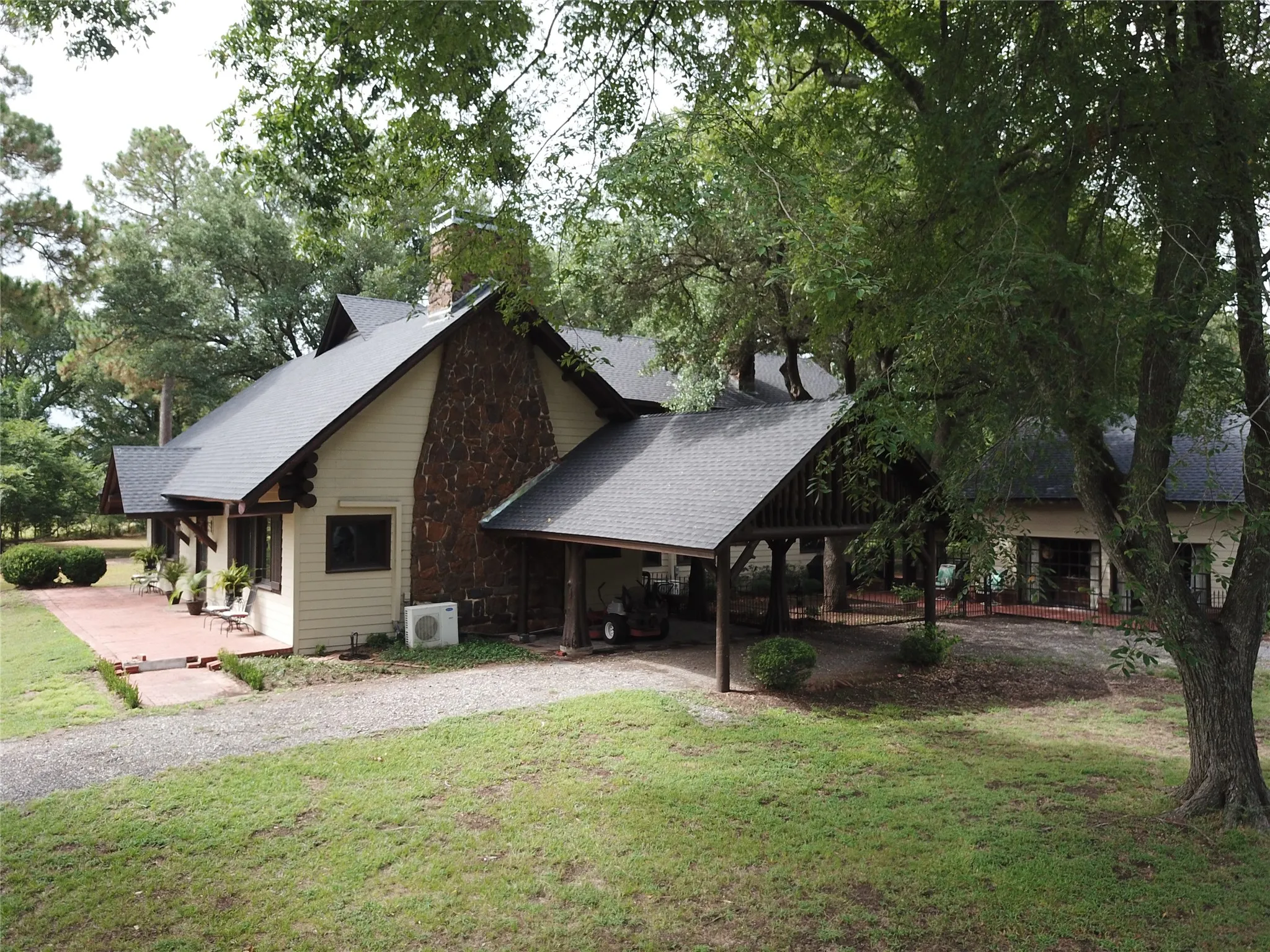 Farm For Sale in Freestone County , 1747 W Highway 84, Mexia, Texas 76667, 5 Bedroom, 4 Bathroom, Garage spaces, 4,276 Sqft, built in 1932, mls#21332065, Real Estate Agent in Mexia, Homes For Sale in Freestone county, Homes For Sale in Mexia, Realtor in Mexia Texas, Real Estate Brokerage Independent Realty Texas, Luminita Cordes Realtor