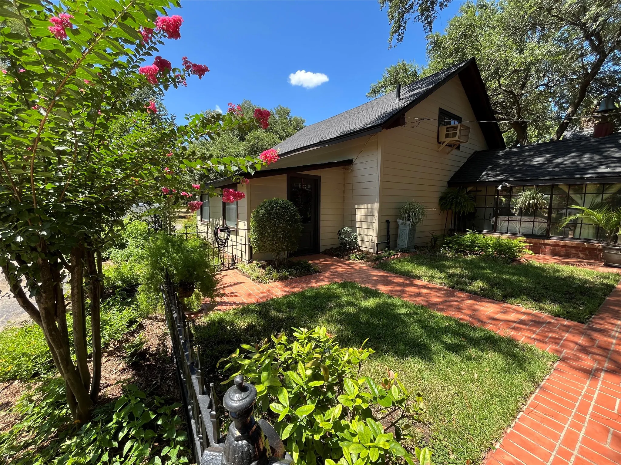 Farm For Sale in Freestone County , 1747 W Highway 84, Mexia, Texas 76667, 5 Bedroom, 4 Bathroom, Garage spaces, 4,276 Sqft, built in 1932, mls#21332065, Real Estate Agent in Mexia, Homes For Sale in Freestone county, Homes For Sale in Mexia, Realtor in Mexia Texas, Real Estate Brokerage Independent Realty Texas, Luminita Cordes Realtor