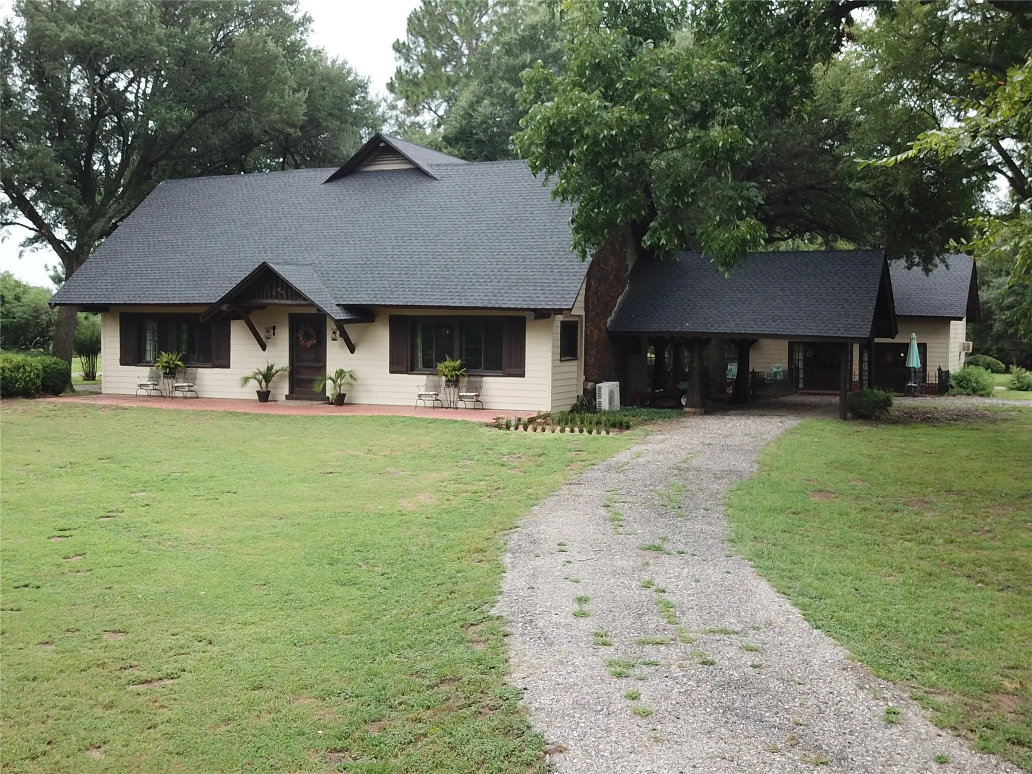 Farm For Sale in Freestone County , 1747 W Highway 84, Mexia, Texas 76667, 5 Bedroom, 4 Bathroom, Garage spaces, 4,276 Sqft, built in 1932, mls#21332065, Real Estate Agent in Mexia, Homes For Sale in Freestone county, Homes For Sale in Mexia, Realtor in Mexia Texas, Real Estate Brokerage Independent Realty Texas, Luminita Cordes Realtor