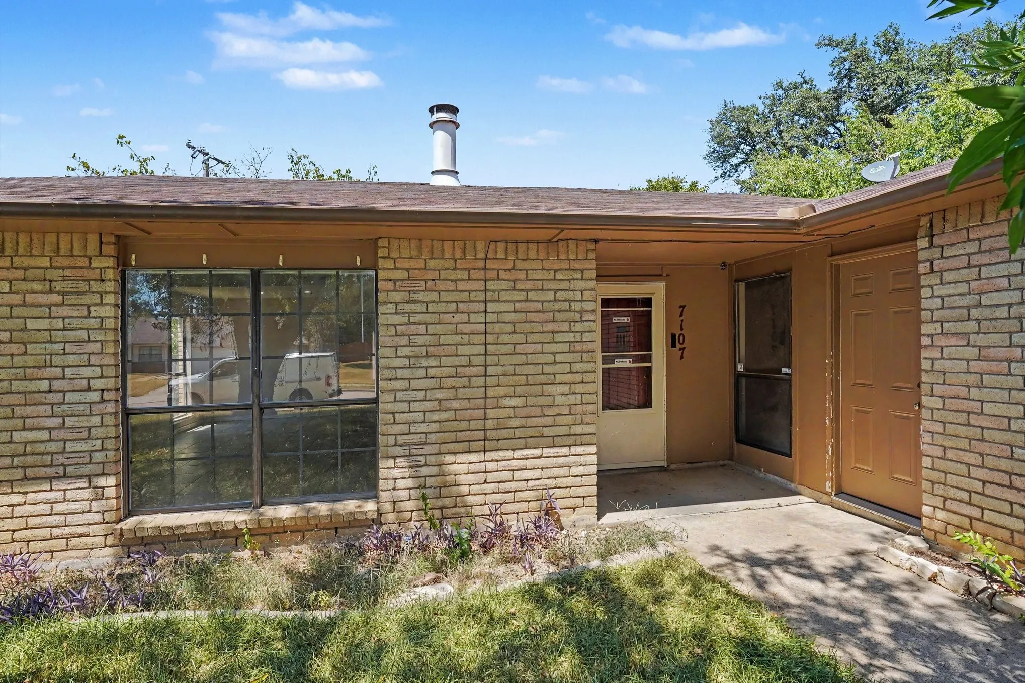 Single Family Residence For Sale in Tarrant County , 7107 Blackberry Drive, Arlington, Texas 76016, 3 Bedroom, 2 Bathroom, 2 Garage spaces, 1,748 Sqft, built in 1980, Price $270,000, mls#21357022, Real Estate Agent in Arlington, Homes For Sale in Tarrant county, Homes For Sale in Arlington, Realtor in Arlington Texas, Real Estate Brokerage Independent Realty Texas, Luminita Cordes Realtor