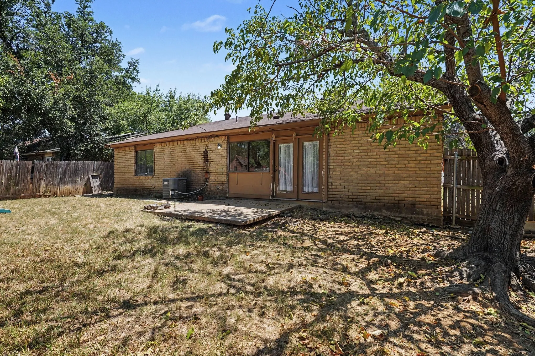 Single Family Residence For Sale in Tarrant County , 7107 Blackberry Drive, Arlington, Texas 76016, 3 Bedroom, 2 Bathroom, 2 Garage spaces, 1,748 Sqft, built in 1980, Price $270,000, mls#21357022, Real Estate Agent in Arlington, Homes For Sale in Tarrant county, Homes For Sale in Arlington, Realtor in Arlington Texas, Real Estate Brokerage Independent Realty Texas, Luminita Cordes Realtor