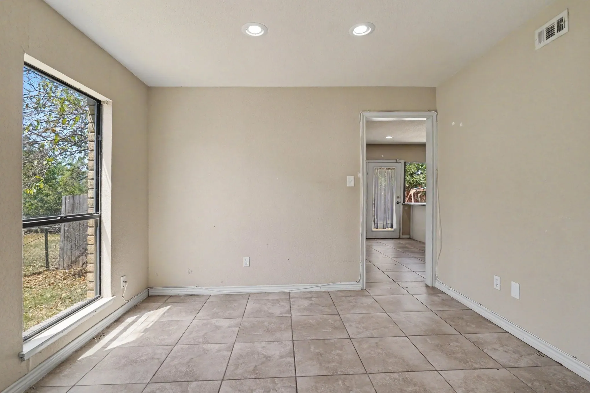 Single Family Residence For Sale in Tarrant County , 7107 Blackberry Drive, Arlington, Texas 76016, 3 Bedroom, 2 Bathroom, 2 Garage spaces, 1,748 Sqft, built in 1980, Price $270,000, mls#21357022, Real Estate Agent in Arlington, Homes For Sale in Tarrant county, Homes For Sale in Arlington, Realtor in Arlington Texas, Real Estate Brokerage Independent Realty Texas, Luminita Cordes Realtor