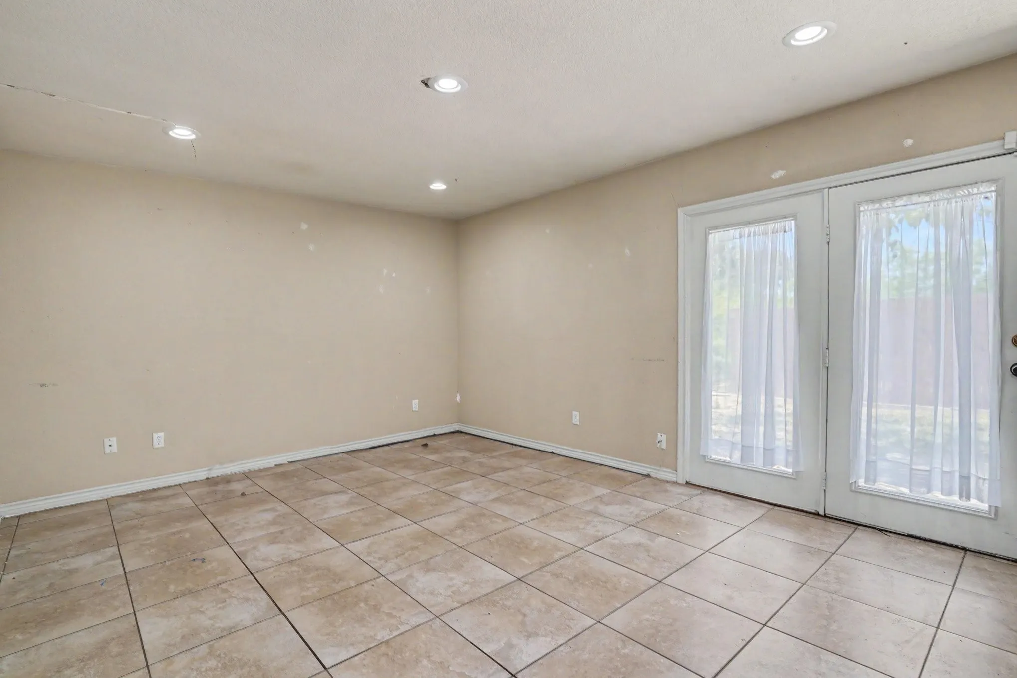 Single Family Residence For Sale in Tarrant County , 7107 Blackberry Drive, Arlington, Texas 76016, 3 Bedroom, 2 Bathroom, 2 Garage spaces, 1,748 Sqft, built in 1980, Price $270,000, mls#21357022, Real Estate Agent in Arlington, Homes For Sale in Tarrant county, Homes For Sale in Arlington, Realtor in Arlington Texas, Real Estate Brokerage Independent Realty Texas, Luminita Cordes Realtor