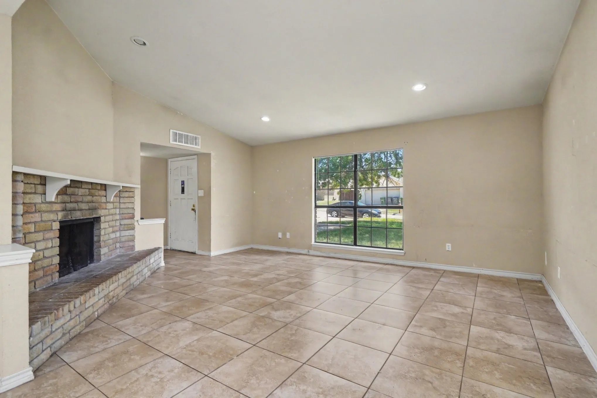 Single Family Residence For Sale in Tarrant County , 7107 Blackberry Drive, Arlington, Texas 76016, 3 Bedroom, 2 Bathroom, 2 Garage spaces, 1,748 Sqft, built in 1980, Price $270,000, mls#21357022, Real Estate Agent in Arlington, Homes For Sale in Tarrant county, Homes For Sale in Arlington, Realtor in Arlington Texas, Real Estate Brokerage Independent Realty Texas, Luminita Cordes Realtor
