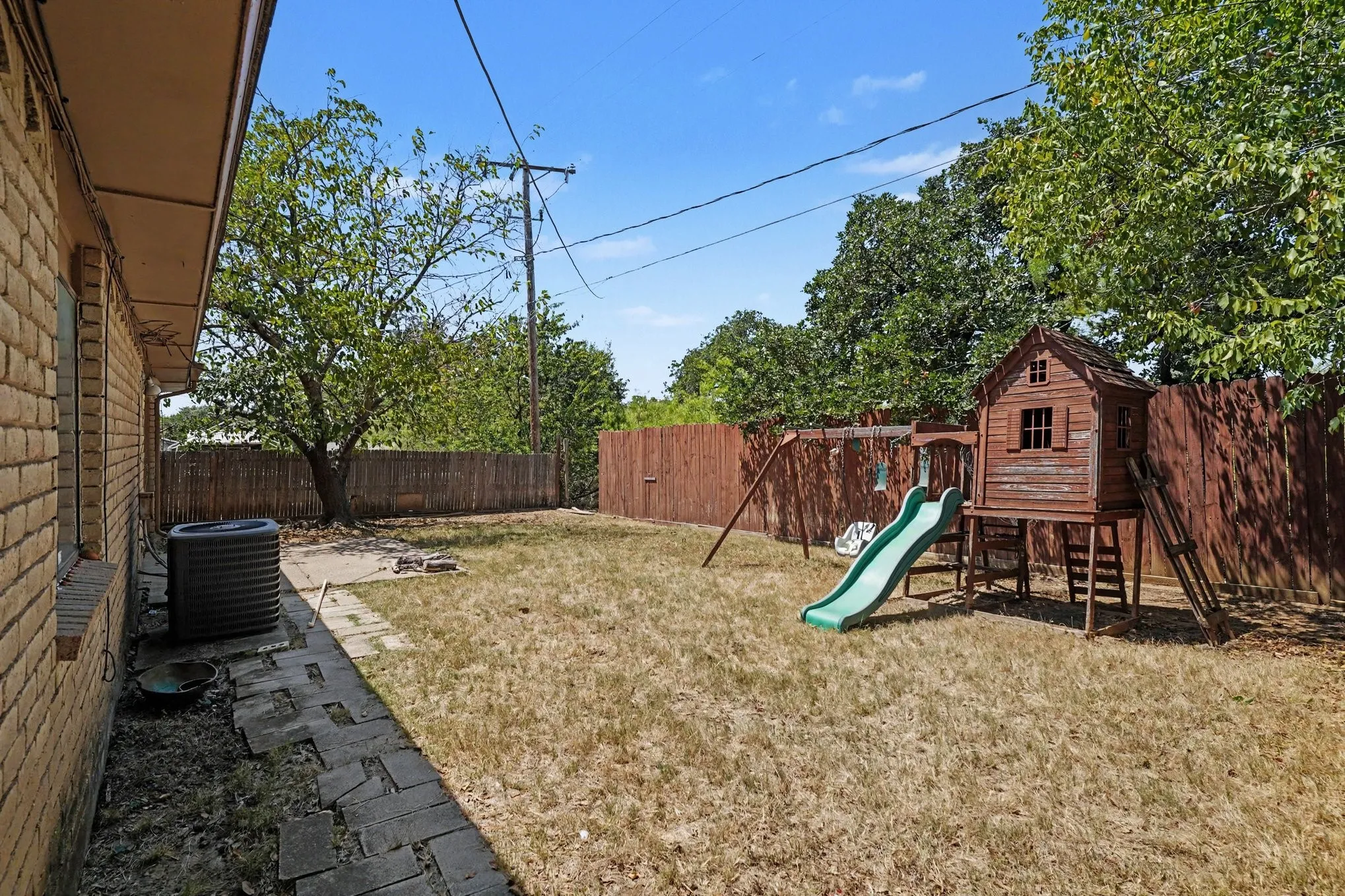 Single Family Residence For Sale in Tarrant County , 7107 Blackberry Drive, Arlington, Texas 76016, 3 Bedroom, 2 Bathroom, 2 Garage spaces, 1,748 Sqft, built in 1980, Price $270,000, mls#21357022, Real Estate Agent in Arlington, Homes For Sale in Tarrant county, Homes For Sale in Arlington, Realtor in Arlington Texas, Real Estate Brokerage Independent Realty Texas, Luminita Cordes Realtor