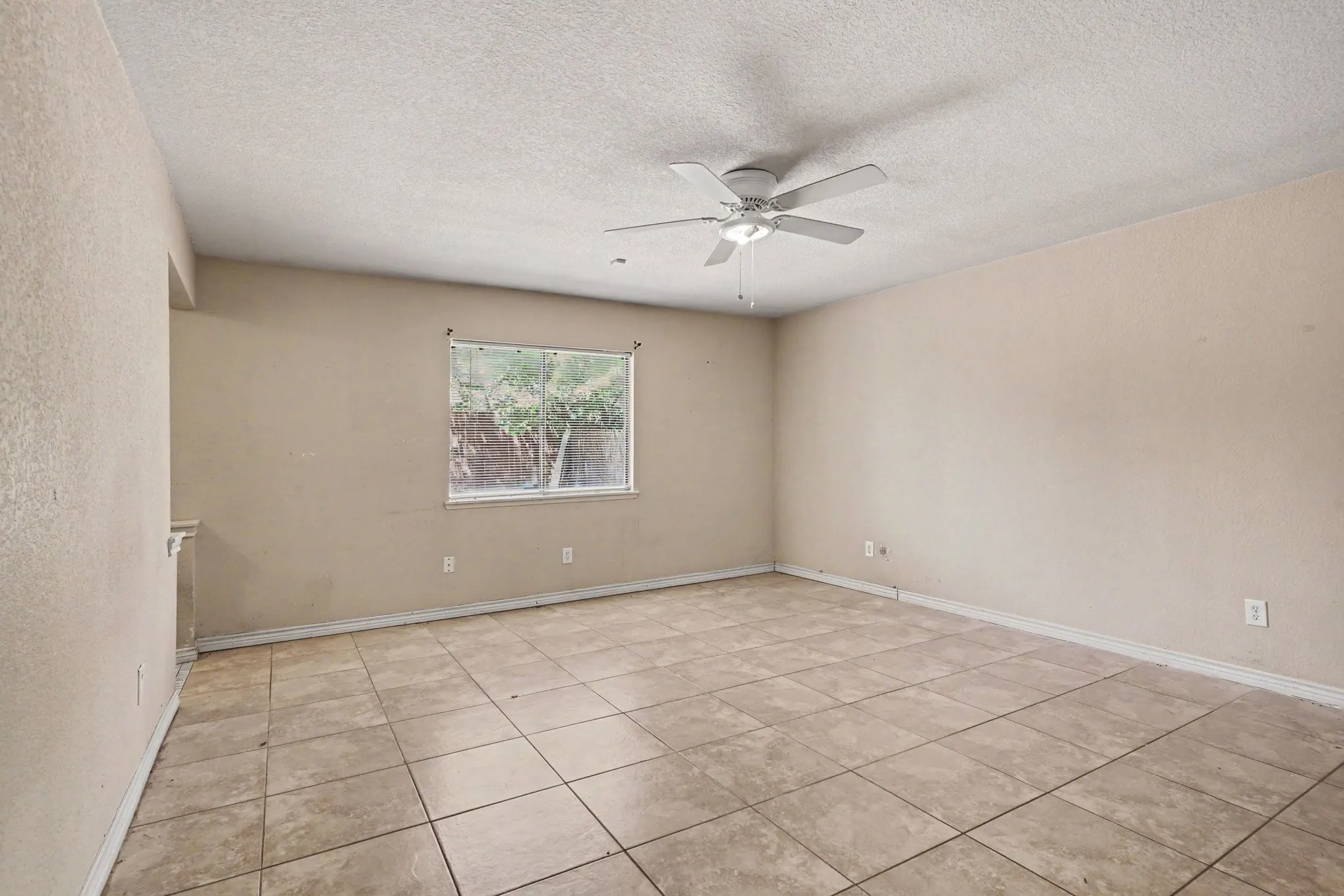 Single Family Residence For Sale in Tarrant County , 7107 Blackberry Drive, Arlington, Texas 76016, 3 Bedroom, 2 Bathroom, 2 Garage spaces, 1,748 Sqft, built in 1980, Price $270,000, mls#21357022, Real Estate Agent in Arlington, Homes For Sale in Tarrant county, Homes For Sale in Arlington, Realtor in Arlington Texas, Real Estate Brokerage Independent Realty Texas, Luminita Cordes Realtor