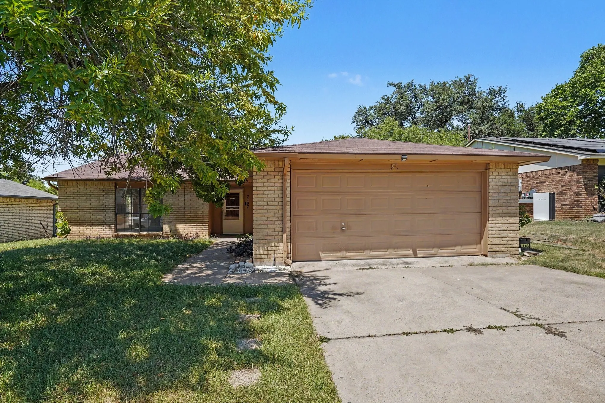Single Family Residence For Sale in Tarrant County , 7107 Blackberry Drive, Arlington, Texas 76016, 3 Bedroom, 2 Bathroom, 2 Garage spaces, 1,748 Sqft, built in 1980, Price $270,000, mls#21357022, Real Estate Agent in Arlington, Homes For Sale in Tarrant county, Homes For Sale in Arlington, Realtor in Arlington Texas, Real Estate Brokerage Independent Realty Texas, Luminita Cordes Realtor