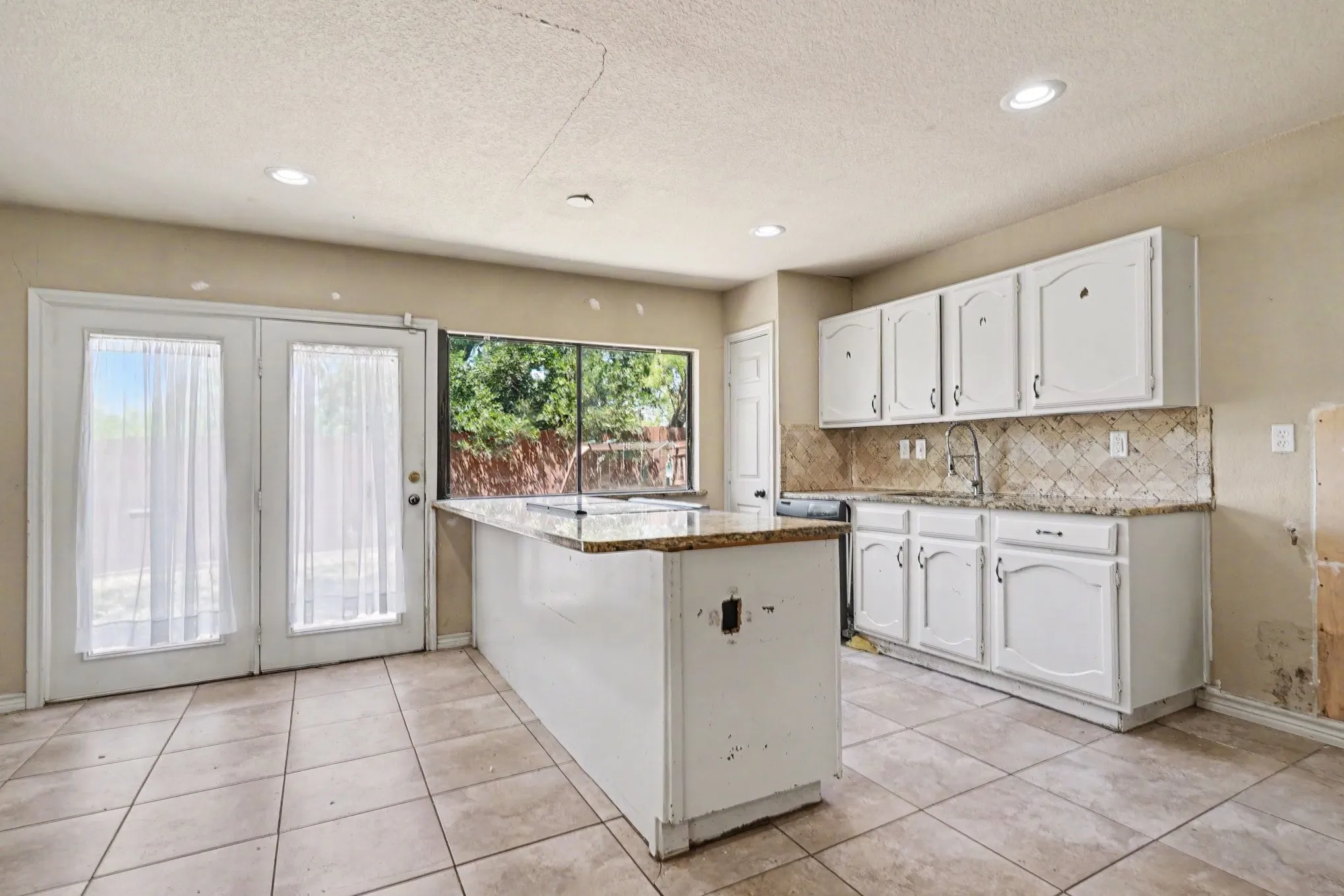 Single Family Residence For Sale in Tarrant County , 7107 Blackberry Drive, Arlington, Texas 76016, 3 Bedroom, 2 Bathroom, 2 Garage spaces, 1,748 Sqft, built in 1980, Price $270,000, mls#21357022, Real Estate Agent in Arlington, Homes For Sale in Tarrant county, Homes For Sale in Arlington, Realtor in Arlington Texas, Real Estate Brokerage Independent Realty Texas, Luminita Cordes Realtor