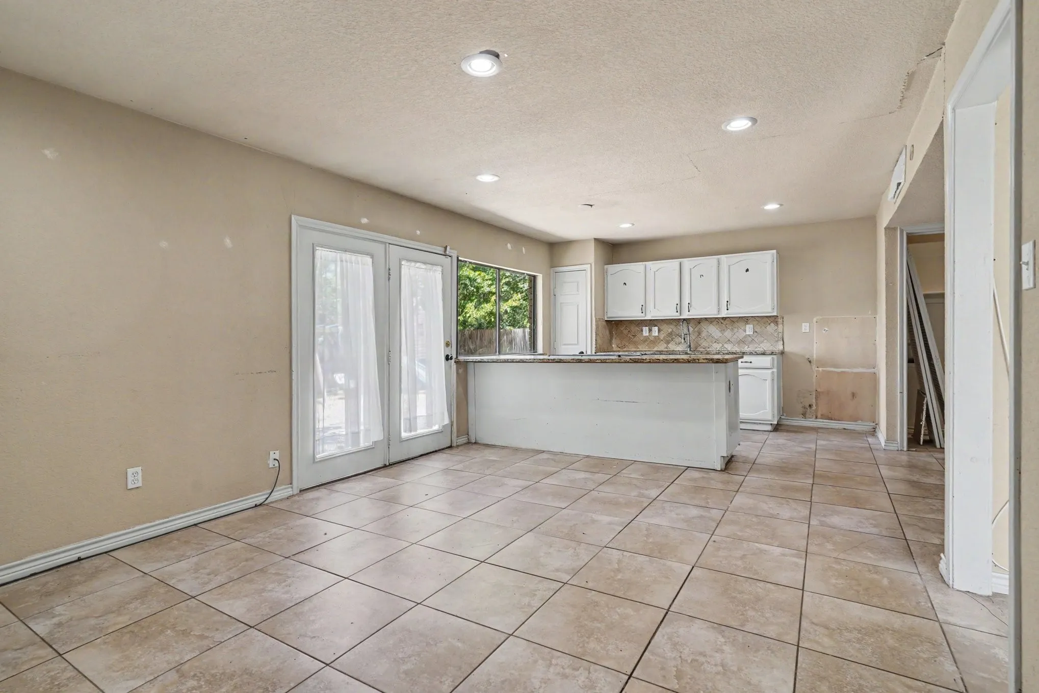 Single Family Residence For Sale in Tarrant County , 7107 Blackberry Drive, Arlington, Texas 76016, 3 Bedroom, 2 Bathroom, 2 Garage spaces, 1,748 Sqft, built in 1980, Price $270,000, mls#21357022, Real Estate Agent in Arlington, Homes For Sale in Tarrant county, Homes For Sale in Arlington, Realtor in Arlington Texas, Real Estate Brokerage Independent Realty Texas, Luminita Cordes Realtor