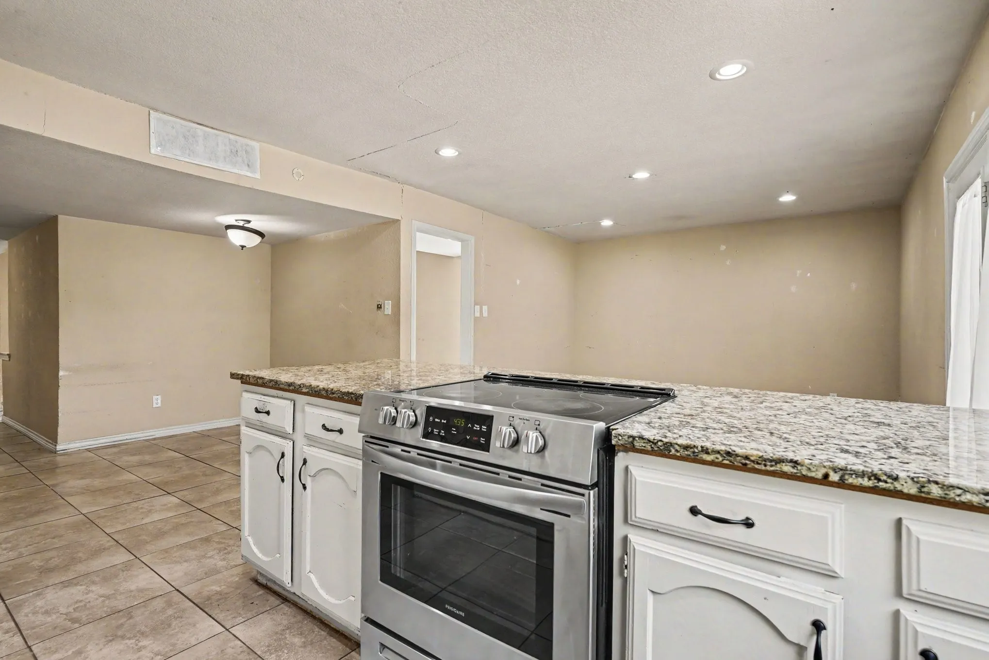 Single Family Residence For Sale in Tarrant County , 7107 Blackberry Drive, Arlington, Texas 76016, 3 Bedroom, 2 Bathroom, 2 Garage spaces, 1,748 Sqft, built in 1980, Price $270,000, mls#21357022, Real Estate Agent in Arlington, Homes For Sale in Tarrant county, Homes For Sale in Arlington, Realtor in Arlington Texas, Real Estate Brokerage Independent Realty Texas, Luminita Cordes Realtor