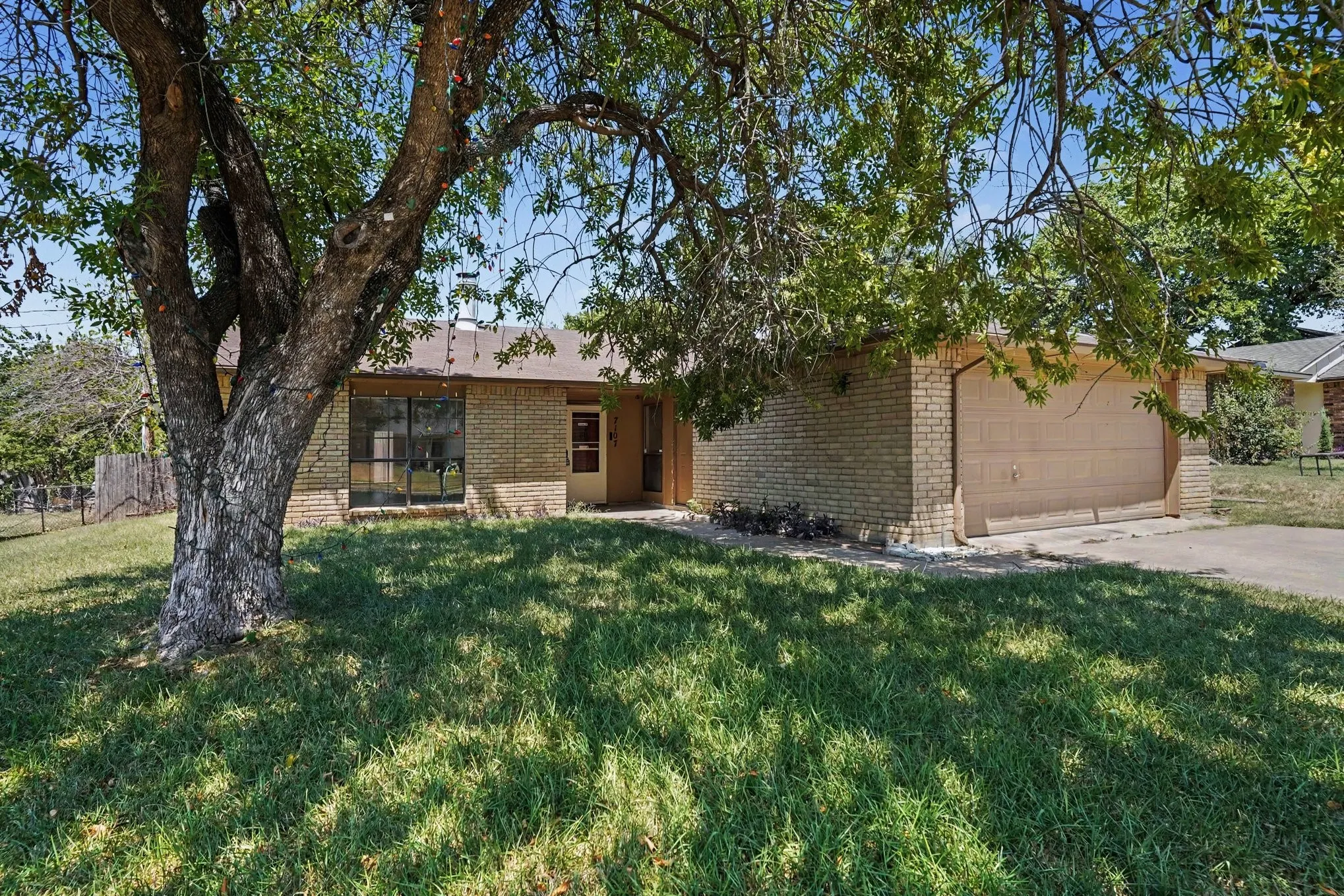 Single Family Residence For Sale in Tarrant County , 7107 Blackberry Drive, Arlington, Texas 76016, 3 Bedroom, 2 Bathroom, 2 Garage spaces, 1,748 Sqft, built in 1980, Price $270,000, mls#21357022, Real Estate Agent in Arlington, Homes For Sale in Tarrant county, Homes For Sale in Arlington, Realtor in Arlington Texas, Real Estate Brokerage Independent Realty Texas, Luminita Cordes Realtor