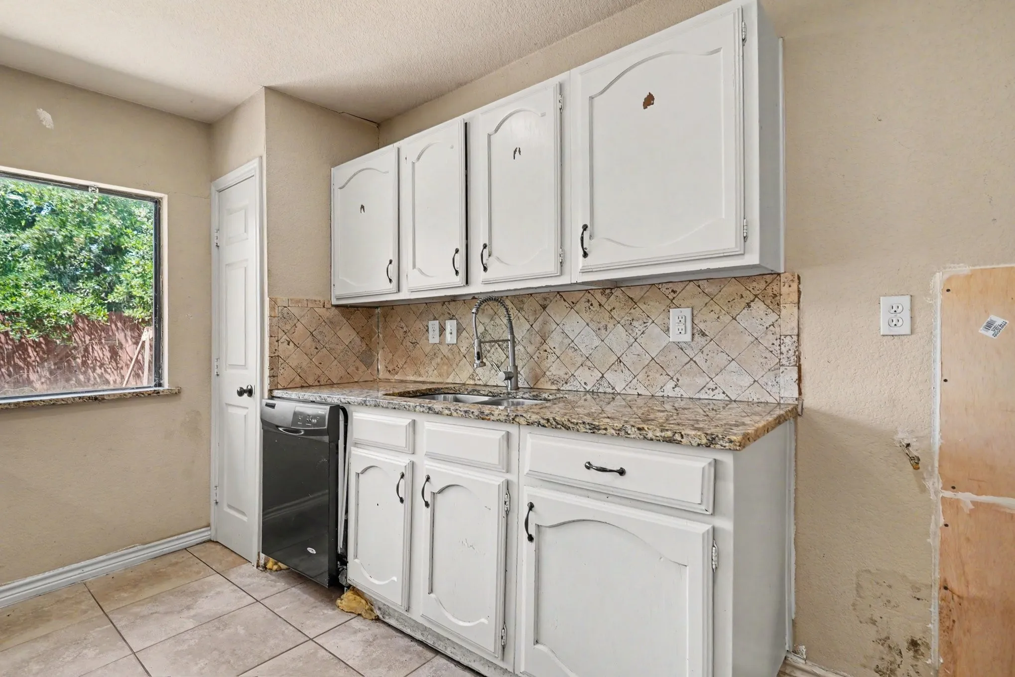 Single Family Residence For Sale in Tarrant County , 7107 Blackberry Drive, Arlington, Texas 76016, 3 Bedroom, 2 Bathroom, 2 Garage spaces, 1,748 Sqft, built in 1980, Price $270,000, mls#21357022, Real Estate Agent in Arlington, Homes For Sale in Tarrant county, Homes For Sale in Arlington, Realtor in Arlington Texas, Real Estate Brokerage Independent Realty Texas, Luminita Cordes Realtor
