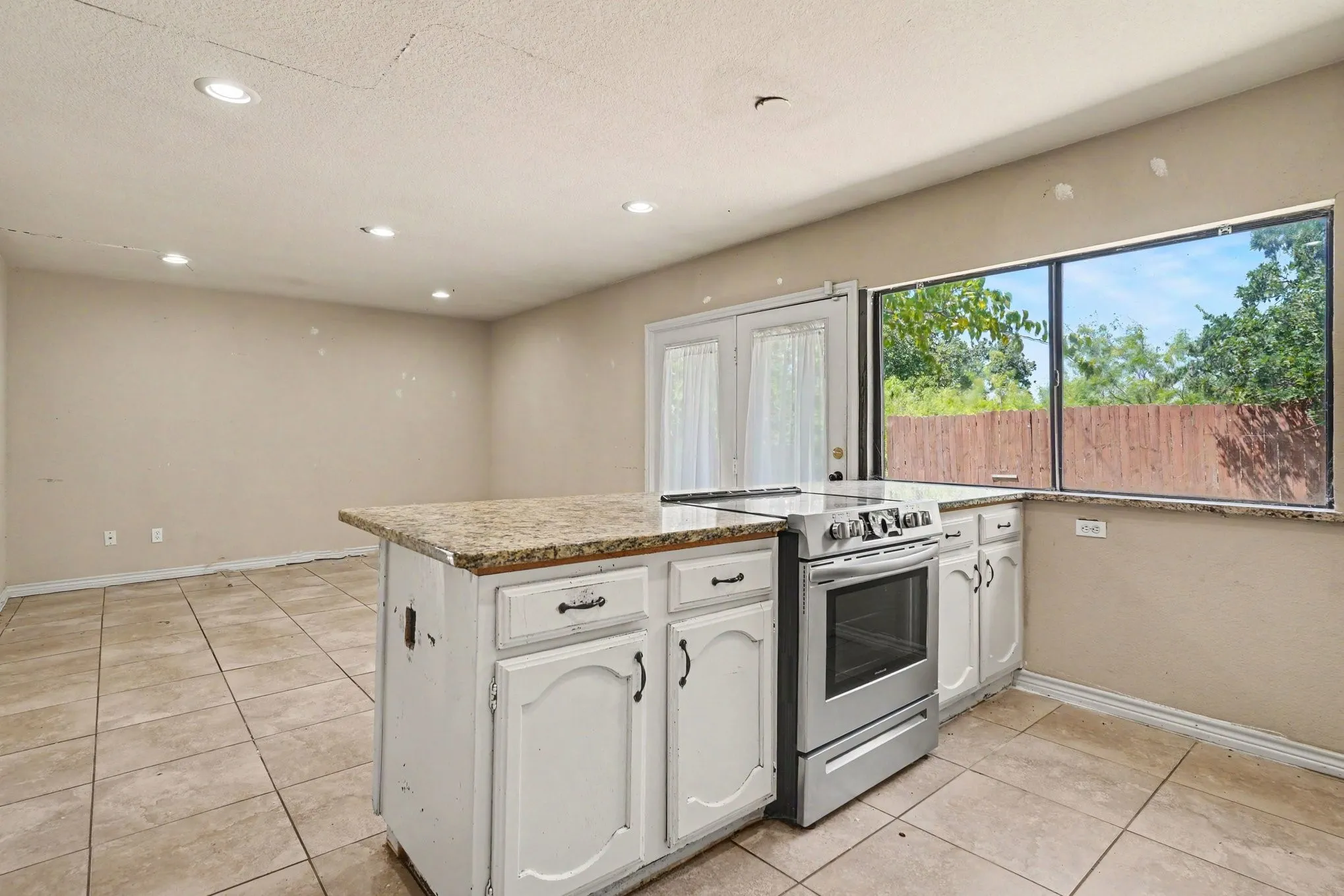 Single Family Residence For Sale in Tarrant County , 7107 Blackberry Drive, Arlington, Texas 76016, 3 Bedroom, 2 Bathroom, 2 Garage spaces, 1,748 Sqft, built in 1980, Price $270,000, mls#21357022, Real Estate Agent in Arlington, Homes For Sale in Tarrant county, Homes For Sale in Arlington, Realtor in Arlington Texas, Real Estate Brokerage Independent Realty Texas, Luminita Cordes Realtor