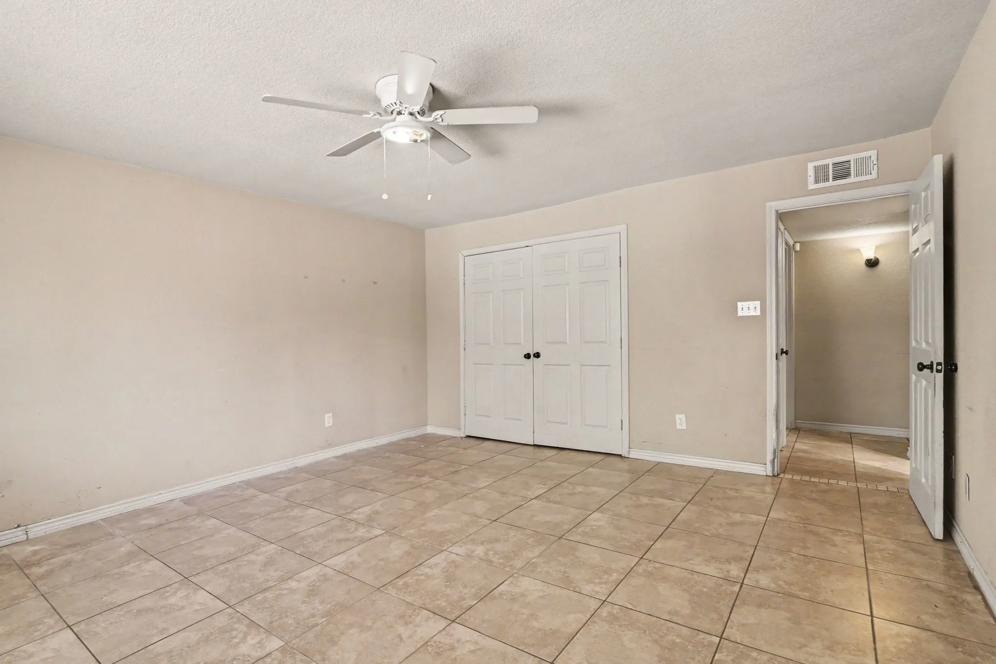 Single Family Residence For Sale in Tarrant County , 7107 Blackberry Drive, Arlington, Texas 76016, 3 Bedroom, 2 Bathroom, 2 Garage spaces, 1,748 Sqft, built in 1980, Price $270,000, mls#21357022, Real Estate Agent in Arlington, Homes For Sale in Tarrant county, Homes For Sale in Arlington, Realtor in Arlington Texas, Real Estate Brokerage Independent Realty Texas, Luminita Cordes Realtor